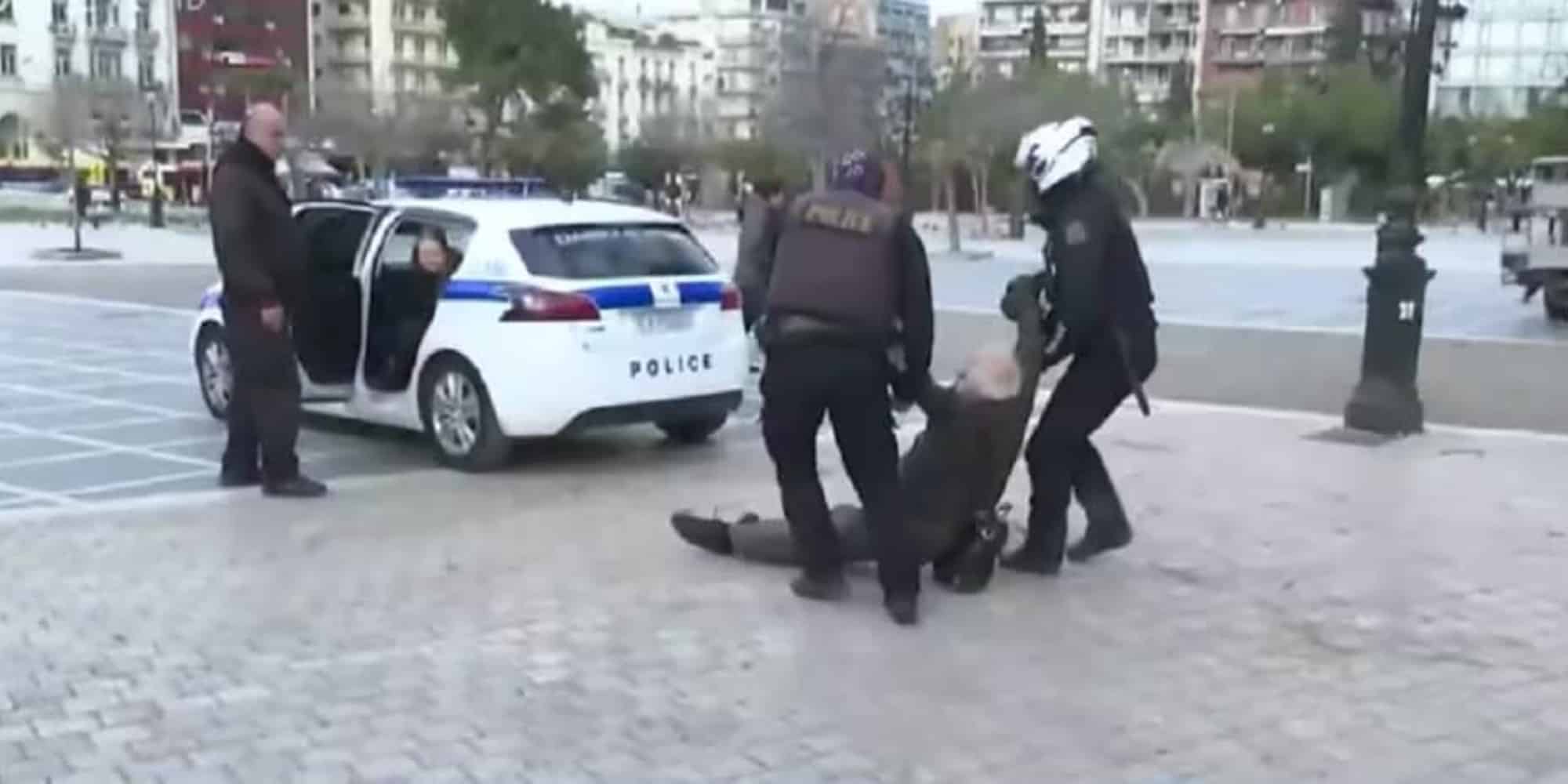 Η στιγμή που αστυνομικοί σέρνουν τον Μιχάλη Τρεμόπουλο