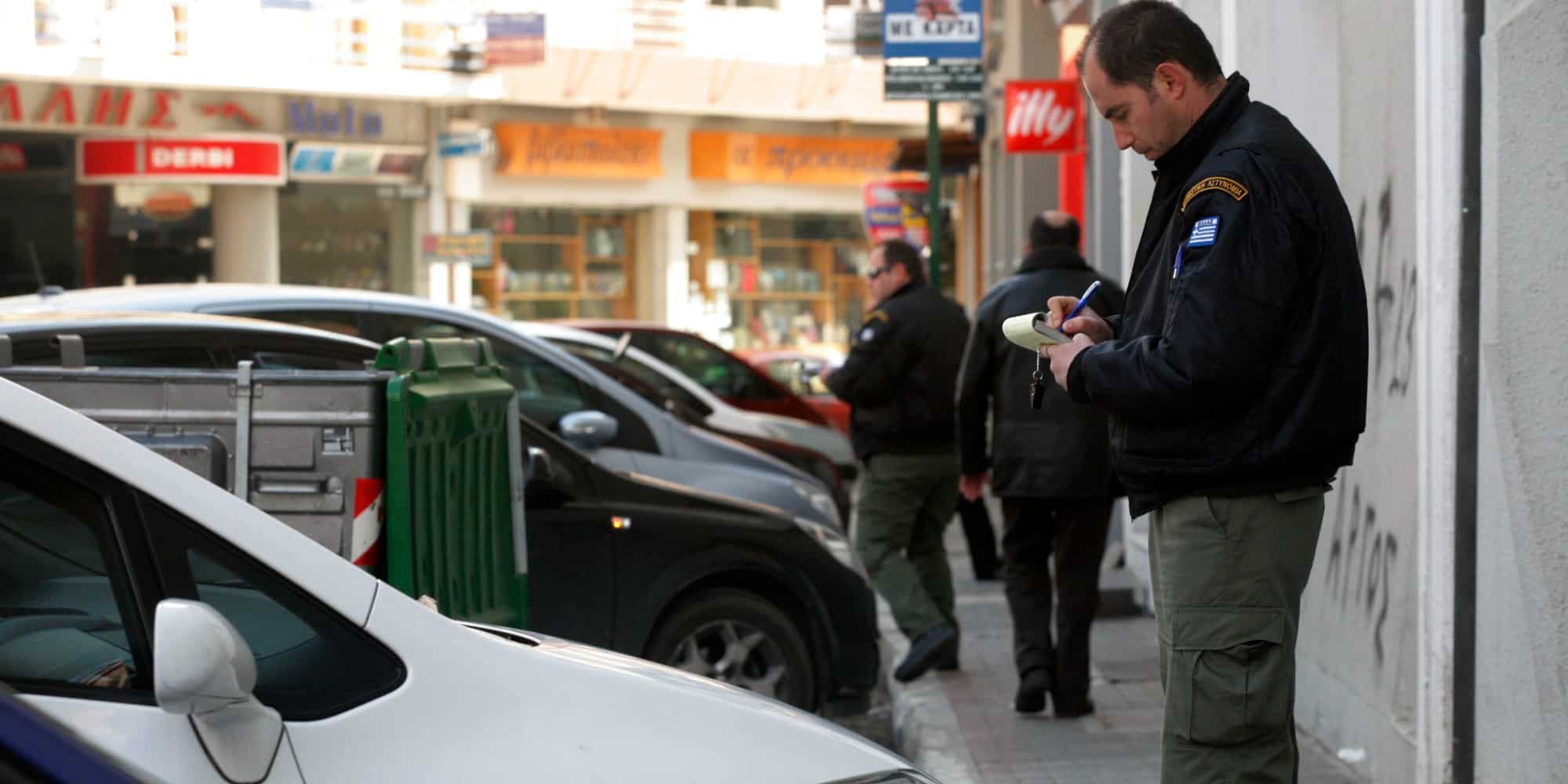 Αστυνομικός γράφει αυτοκίνητο για παράνομο παρκάρισμα