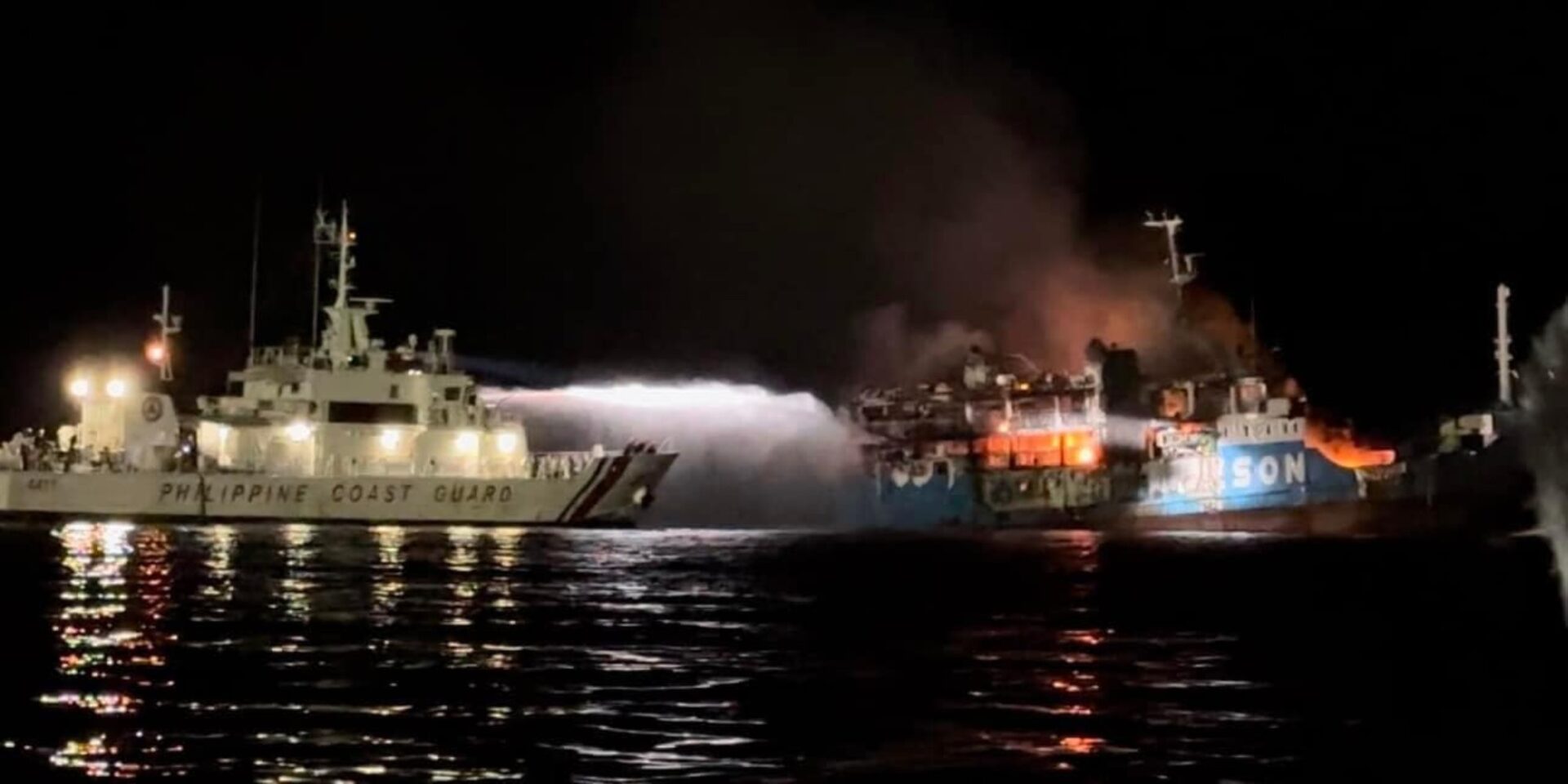 Εικόνα από τη φωτιά στο πλοίο