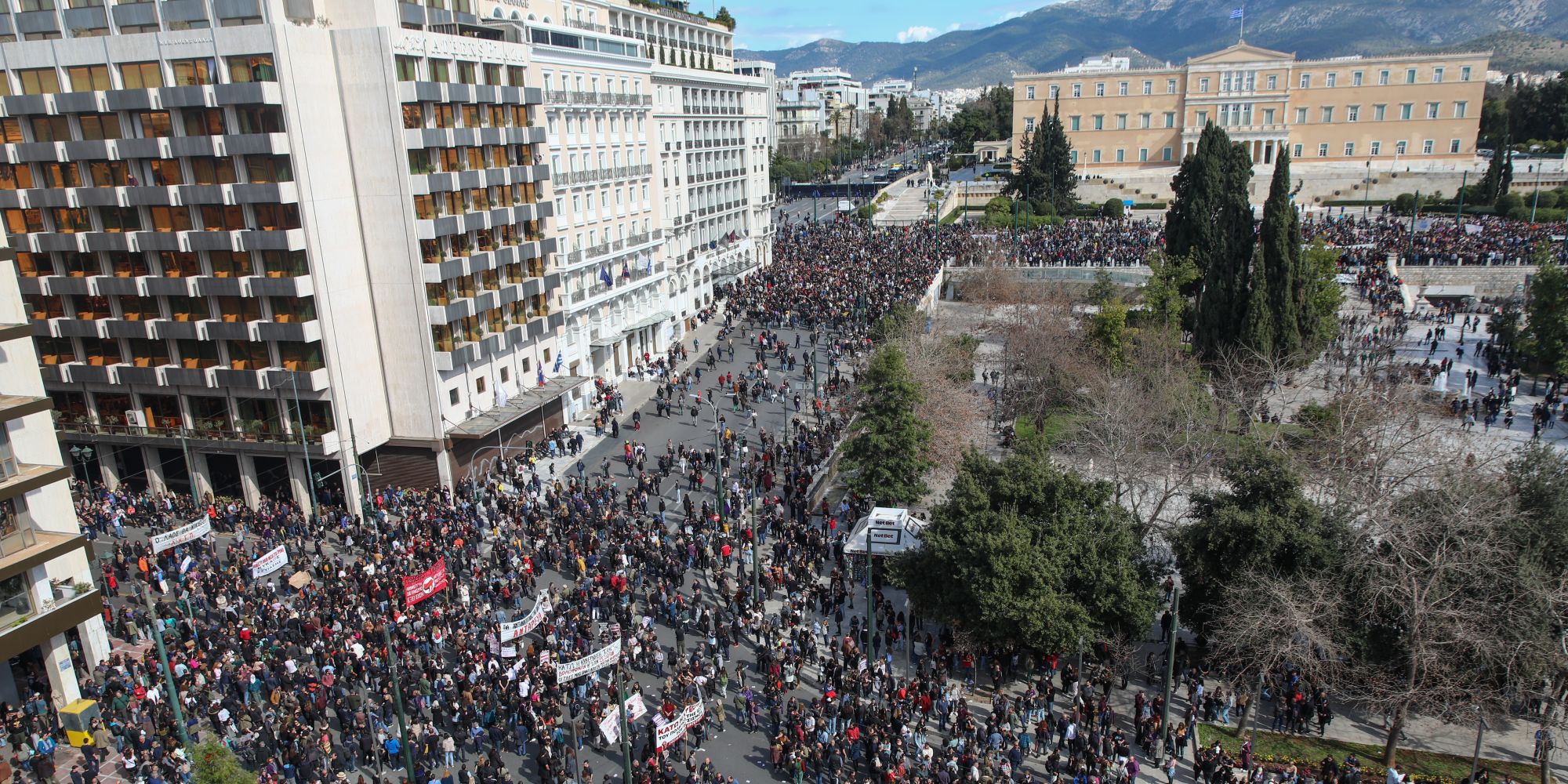 Πανοραμική από την πορεία διαμαρτυρίας για το δυστύχημα στα Τέμπη στο Σύνταγμα στις 8 Μαρτίου