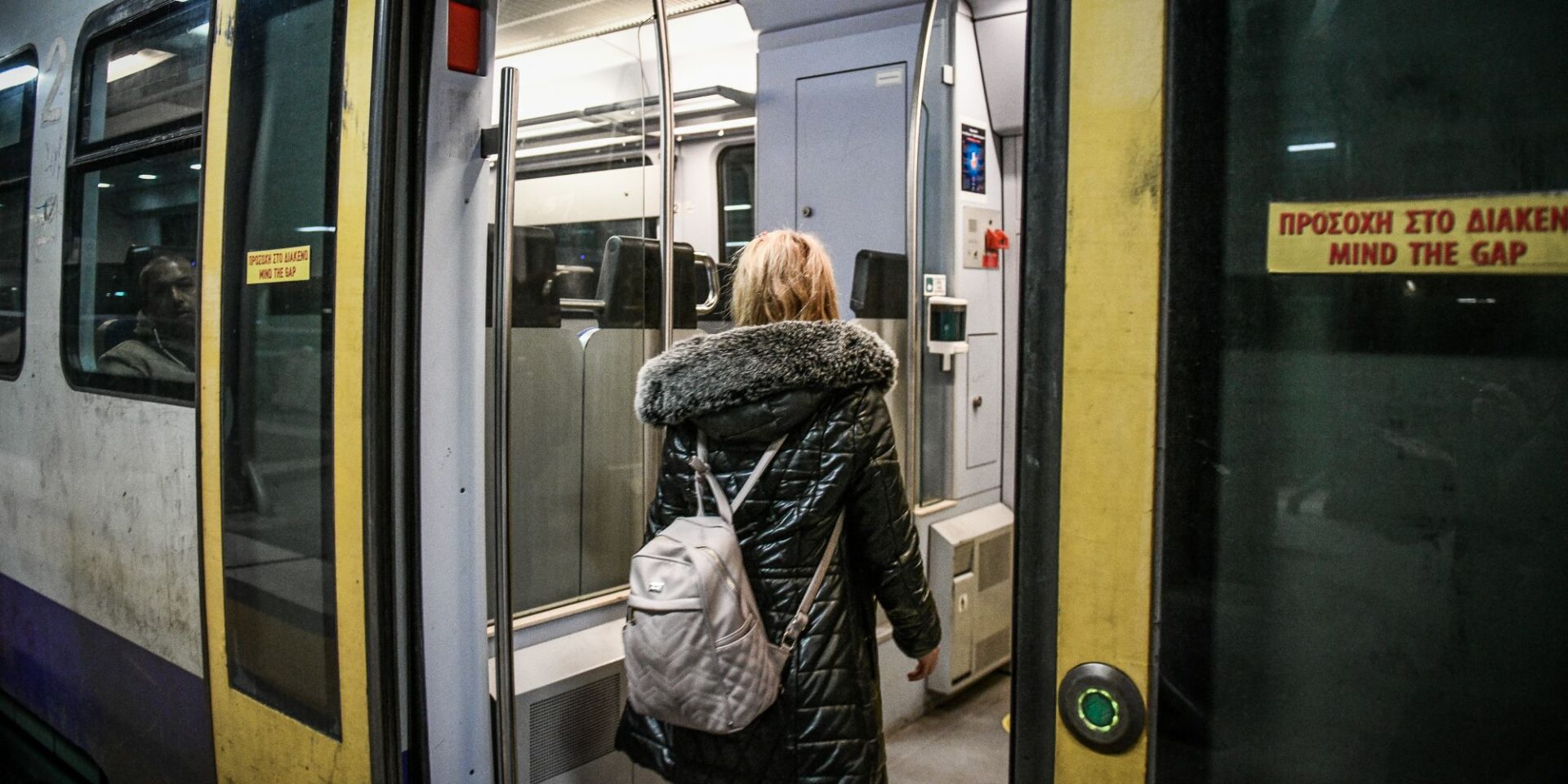 Επιβάτης μπαίνει στον Προαστιακό