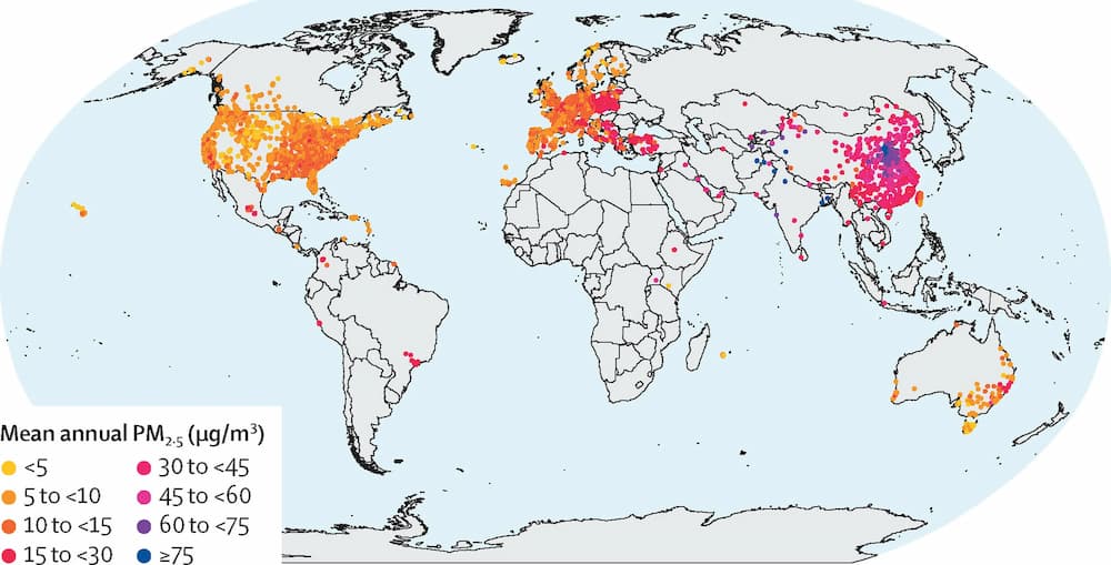Παγκόσμια κατανομή σταθμών παρακολούθησης και μέση ετήσια συγκέντρωση PM2-5 κατά τη διάρκεια δύο δεκαετιών (2000-19)