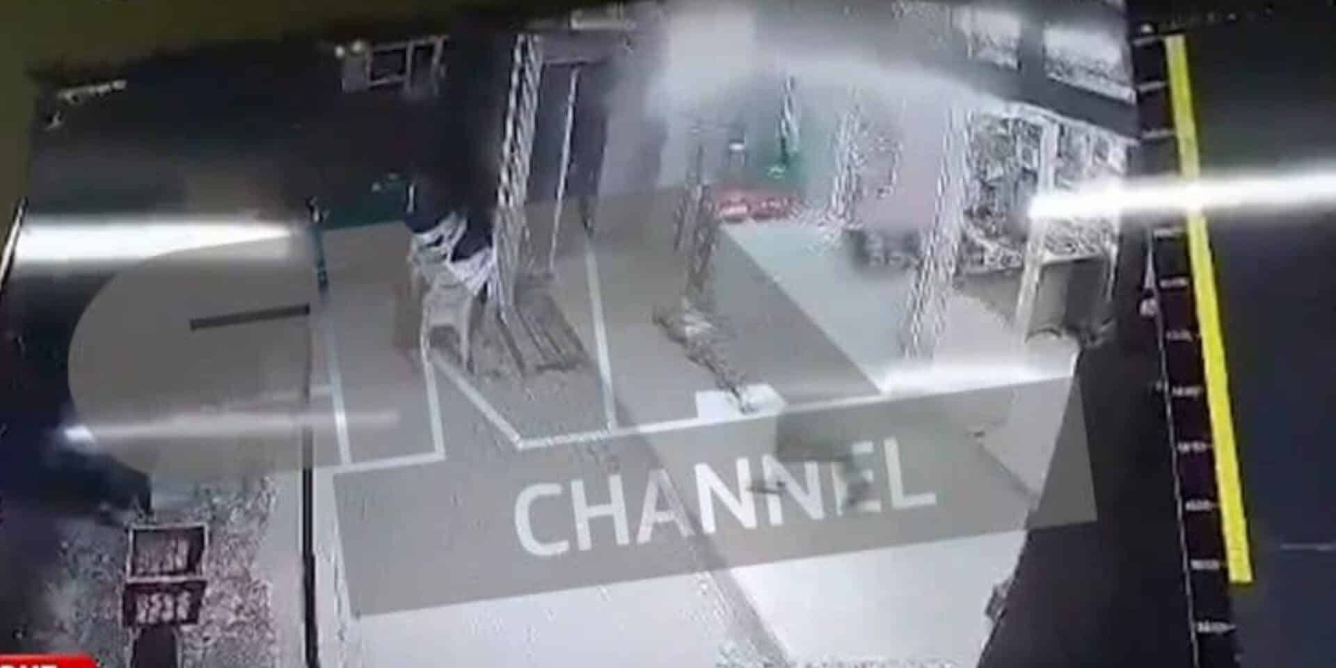 Η στιγμή που ο 36χρονος δράστης αρπάζει την 15χρονη