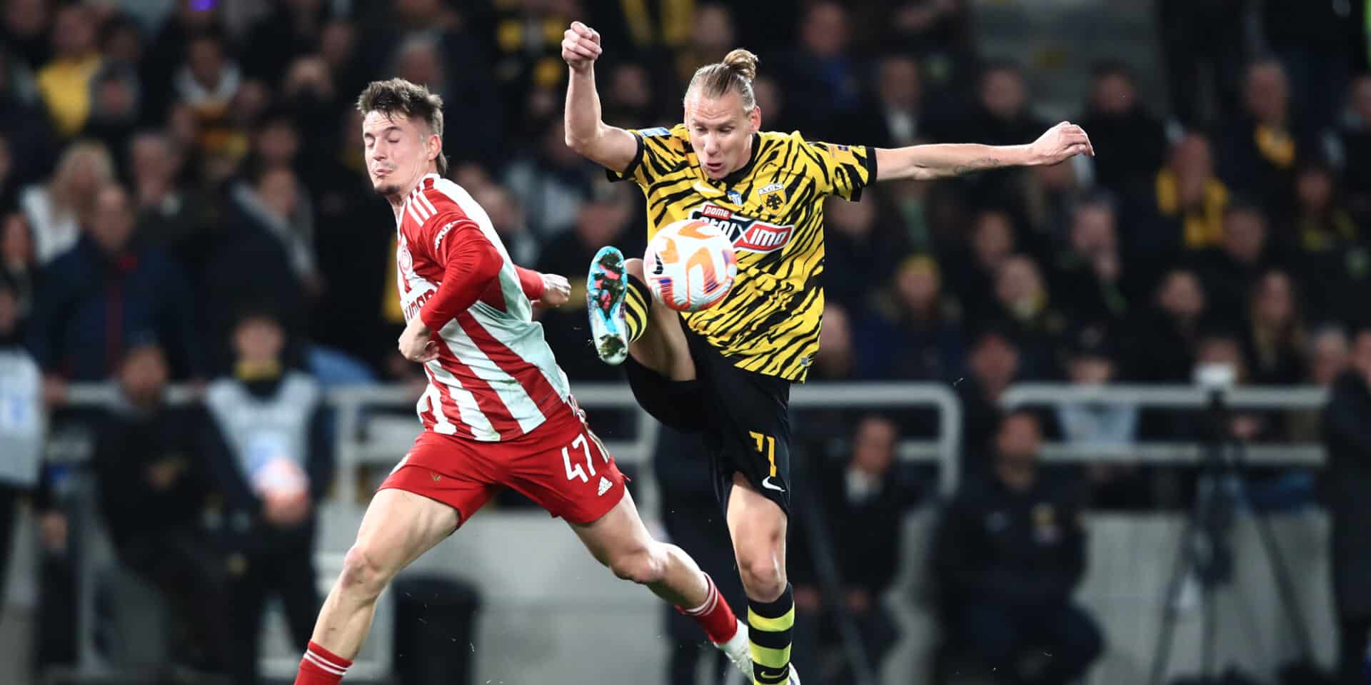 Φάση από το ντέρμπι ΑΕΚ-Ολυμπιακός στην Super League