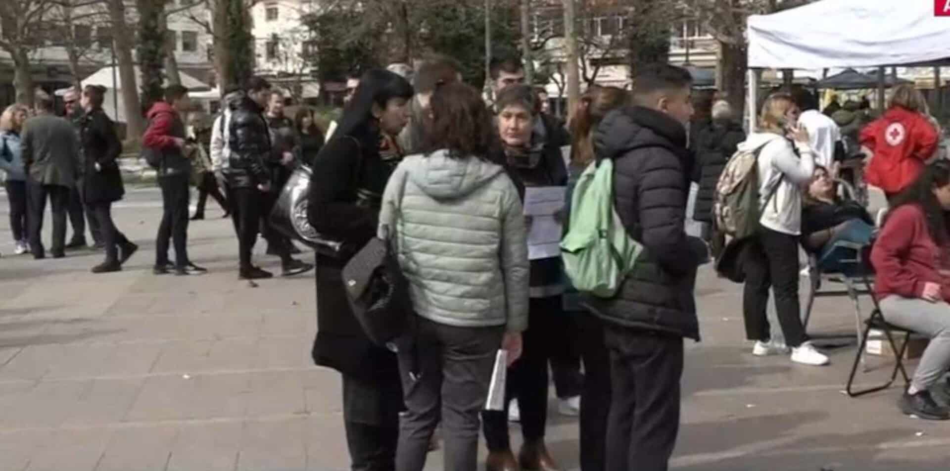 Ουρές πολιτών που δίνουν αίμα για τους τραυματίες από το δυστύχημα στα Τέμπη