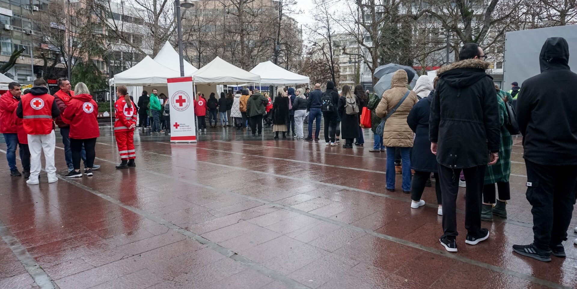 Ουρές για αιμοδοσία για τους τραυματίες από την τραγωδία στα Τέμπη
