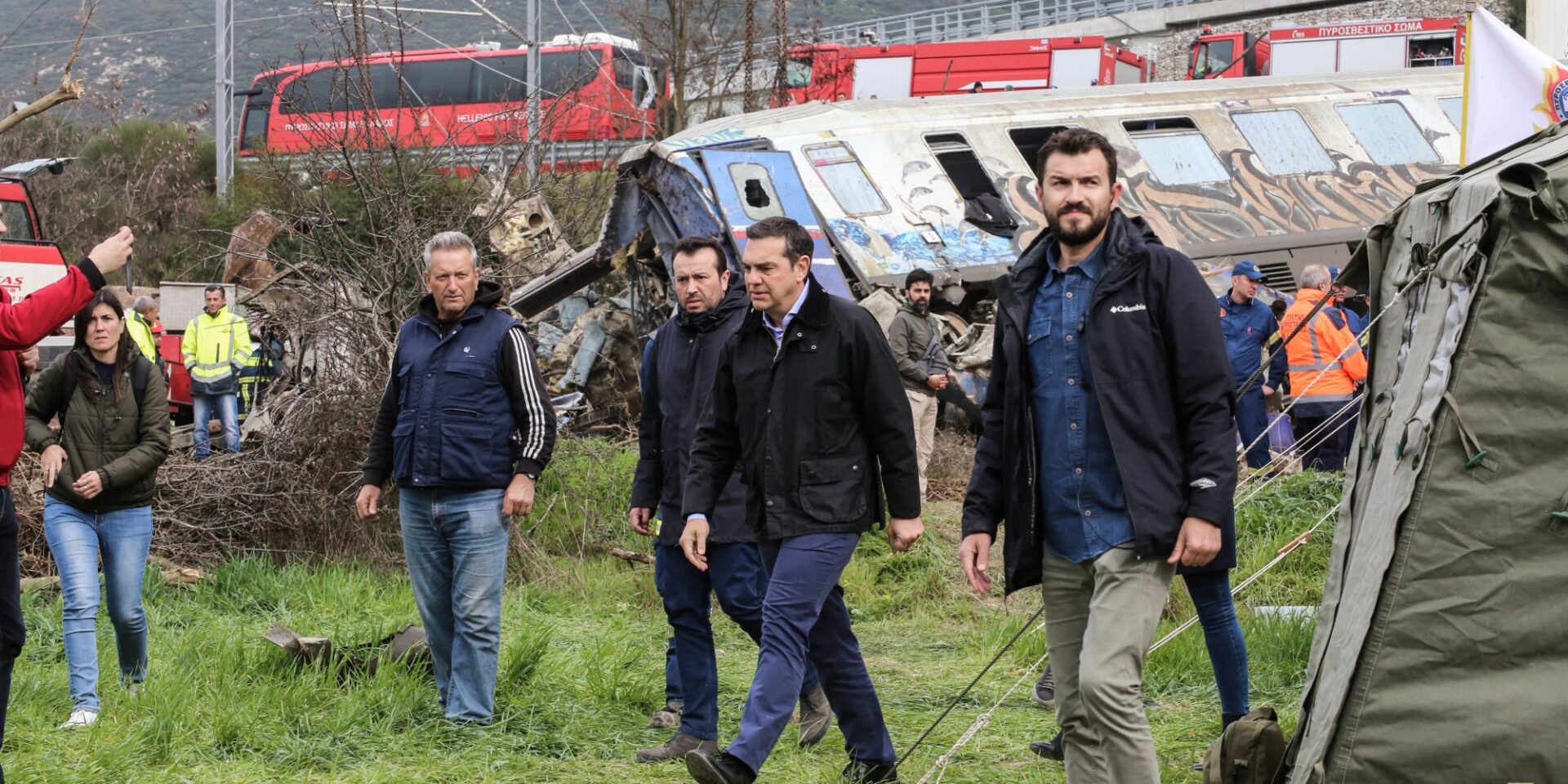 O Αλέξης Τσίπρας στο σημείο της τραγωδίας στα Τέμπη