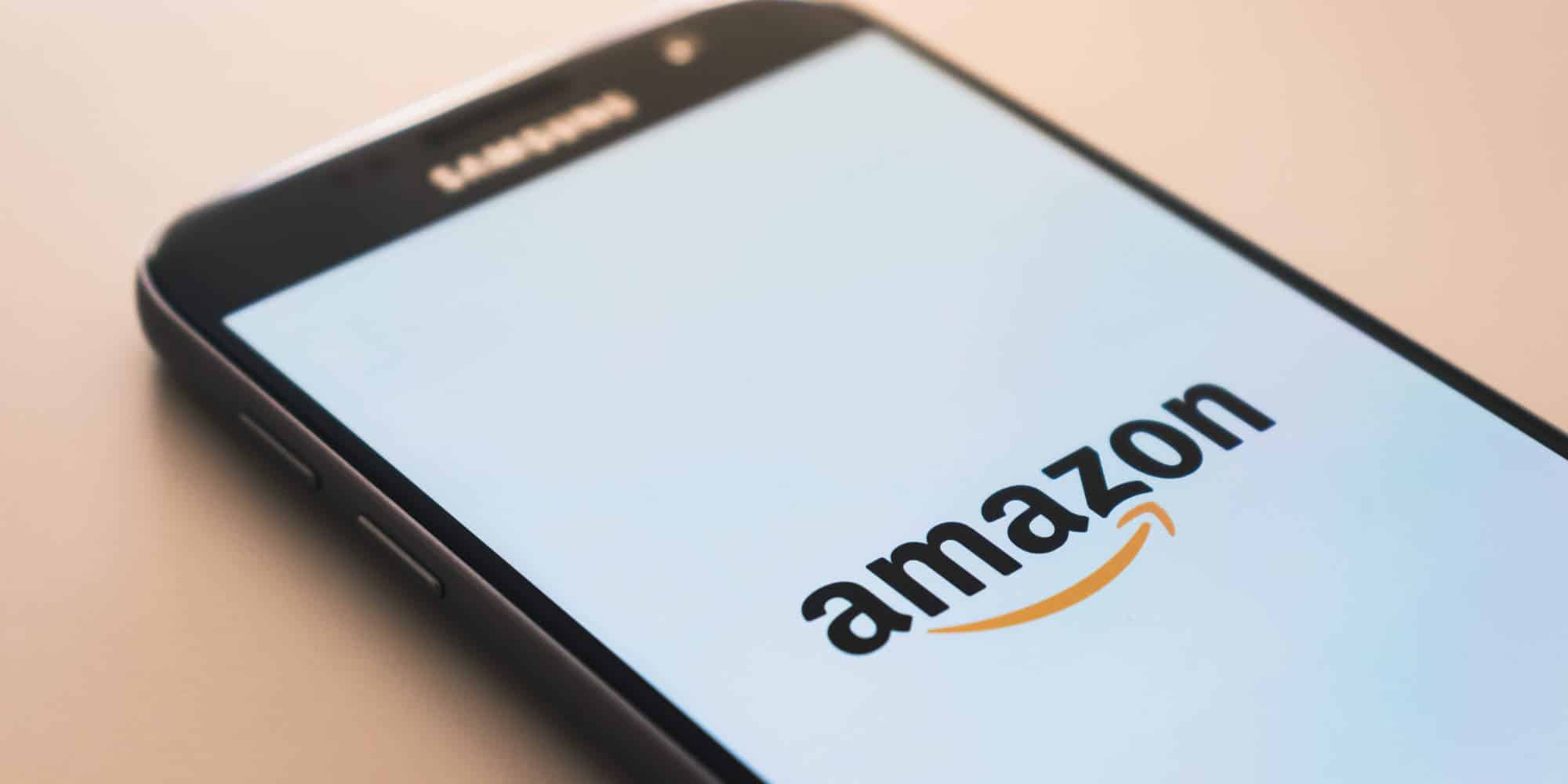 Το λογότυπο της Amazon σε κινητό