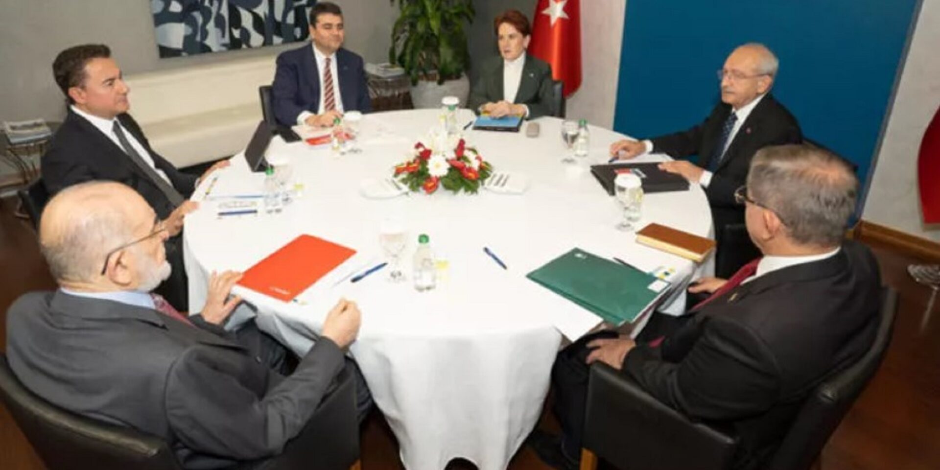 Η αντιπολίτευση συναντήθηκε για τον κοινό υποψήφιο στην Τουρκία