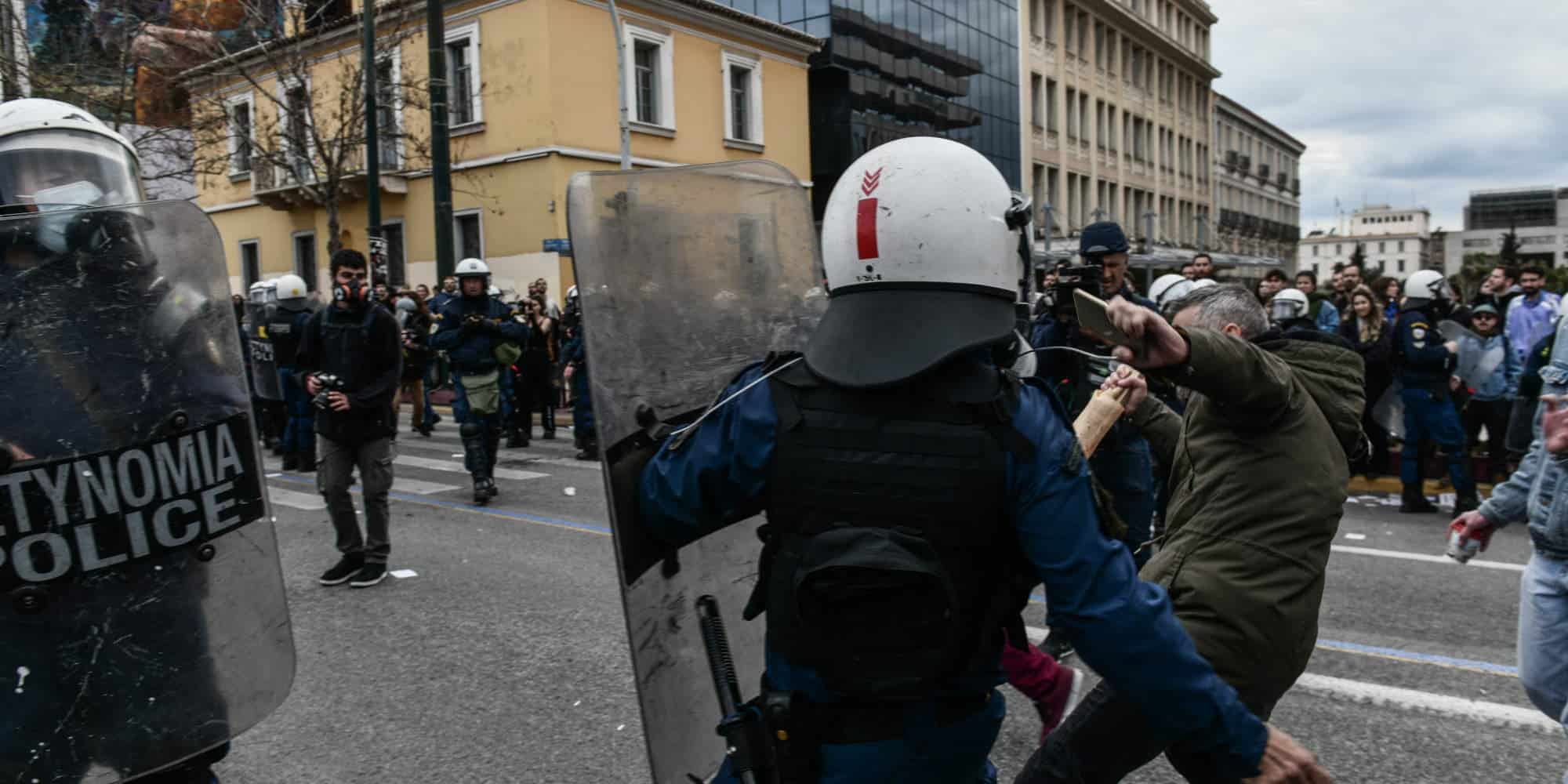 Επεισόδια και αστυνομική βία στην πορεία για τα Τέμπη το μεσημέρι της Πέμτπης