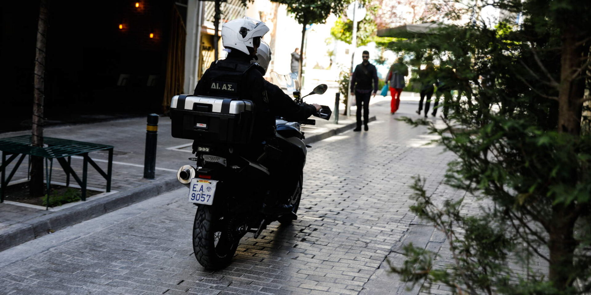 Αστυνομικοί της ΕΛΑΣ σε στενό στου Ψυρρή