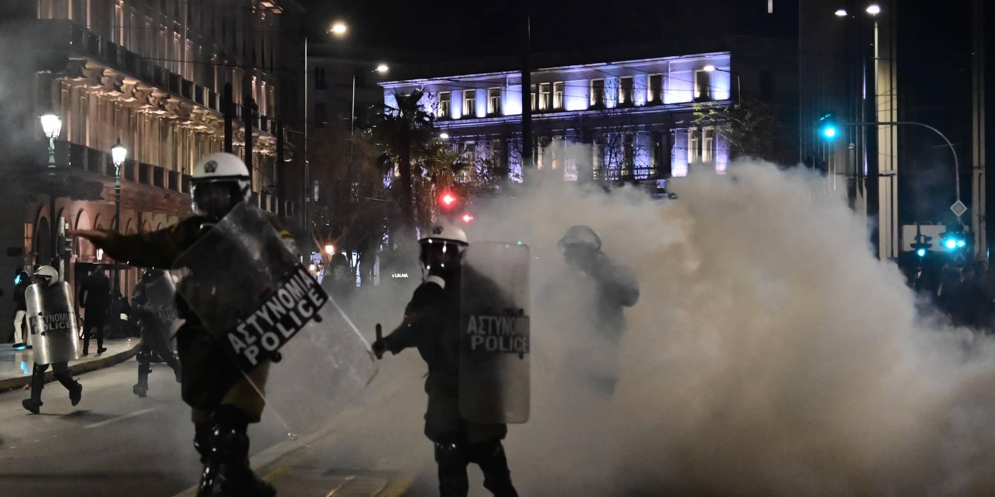 Χημικά στο κέντρο της Αθήνας, κατά τη διάρκεια διαδήλωσης για το δυστύχημα στα Τέμπη