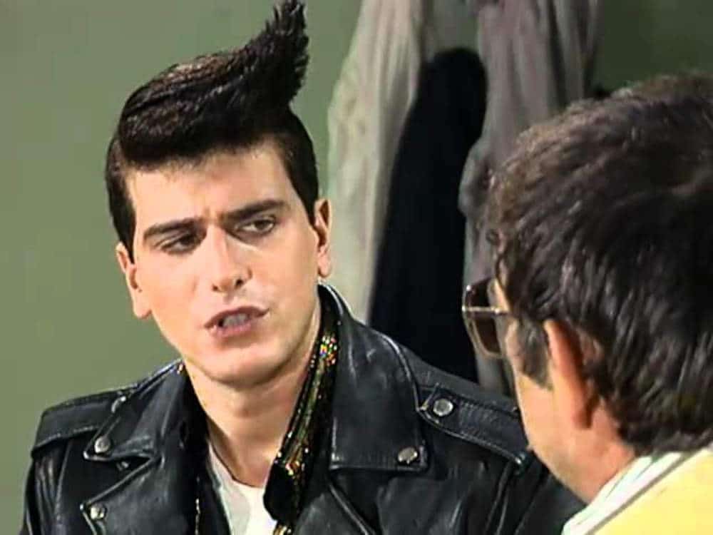 Ο ηθοποιός Βλαδίμηρος Κυριακίδης σε στιγμιότυπο από τη σειρά Βαρβαρότητες