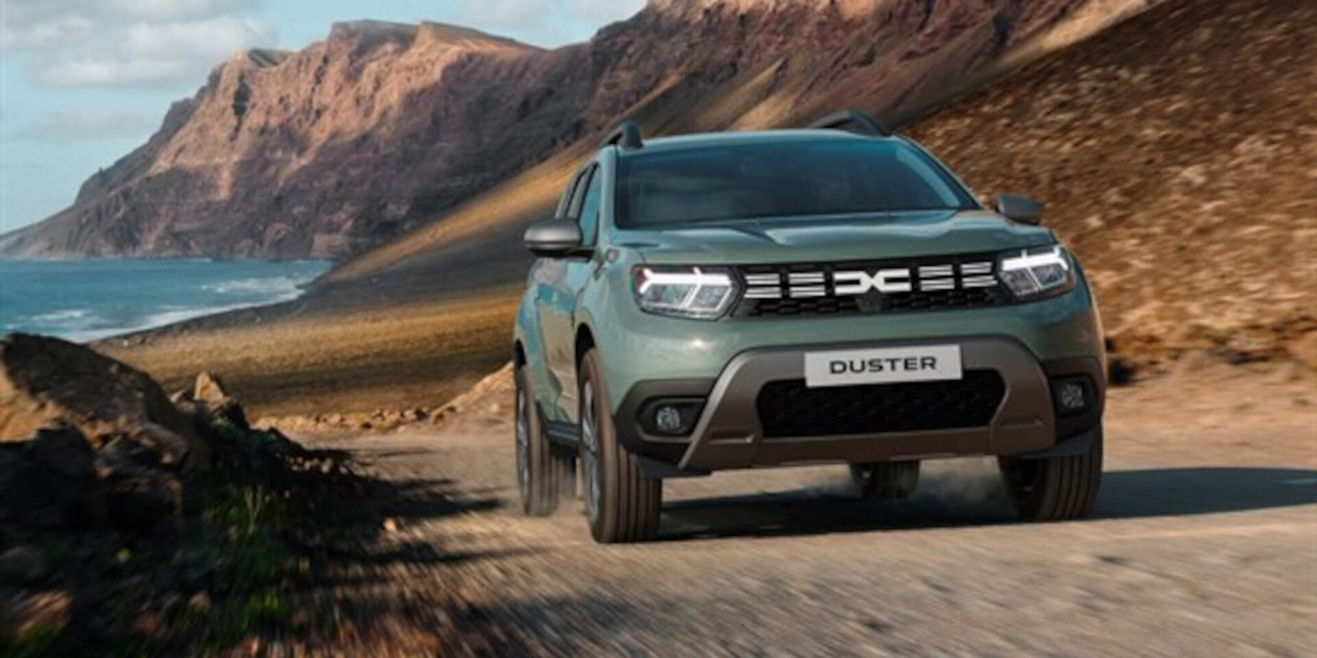 Αυτοκίνητο μάρκας Dacia στο δρόμο
