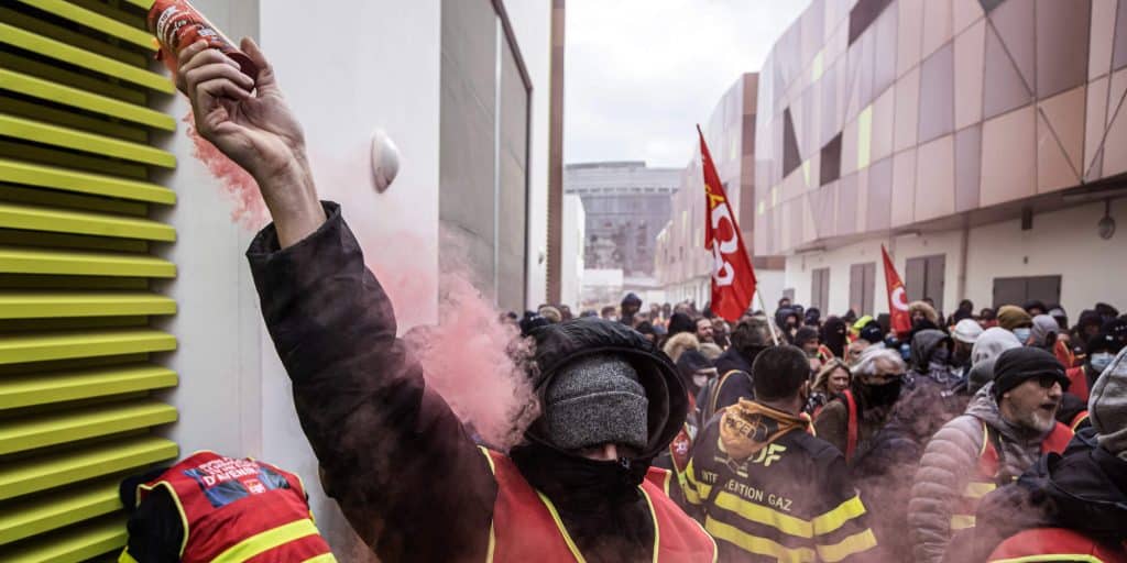 Διαδηλωτές στη Γαλλία μετά την ανακοίνωση για το συνταξιοδοτικό