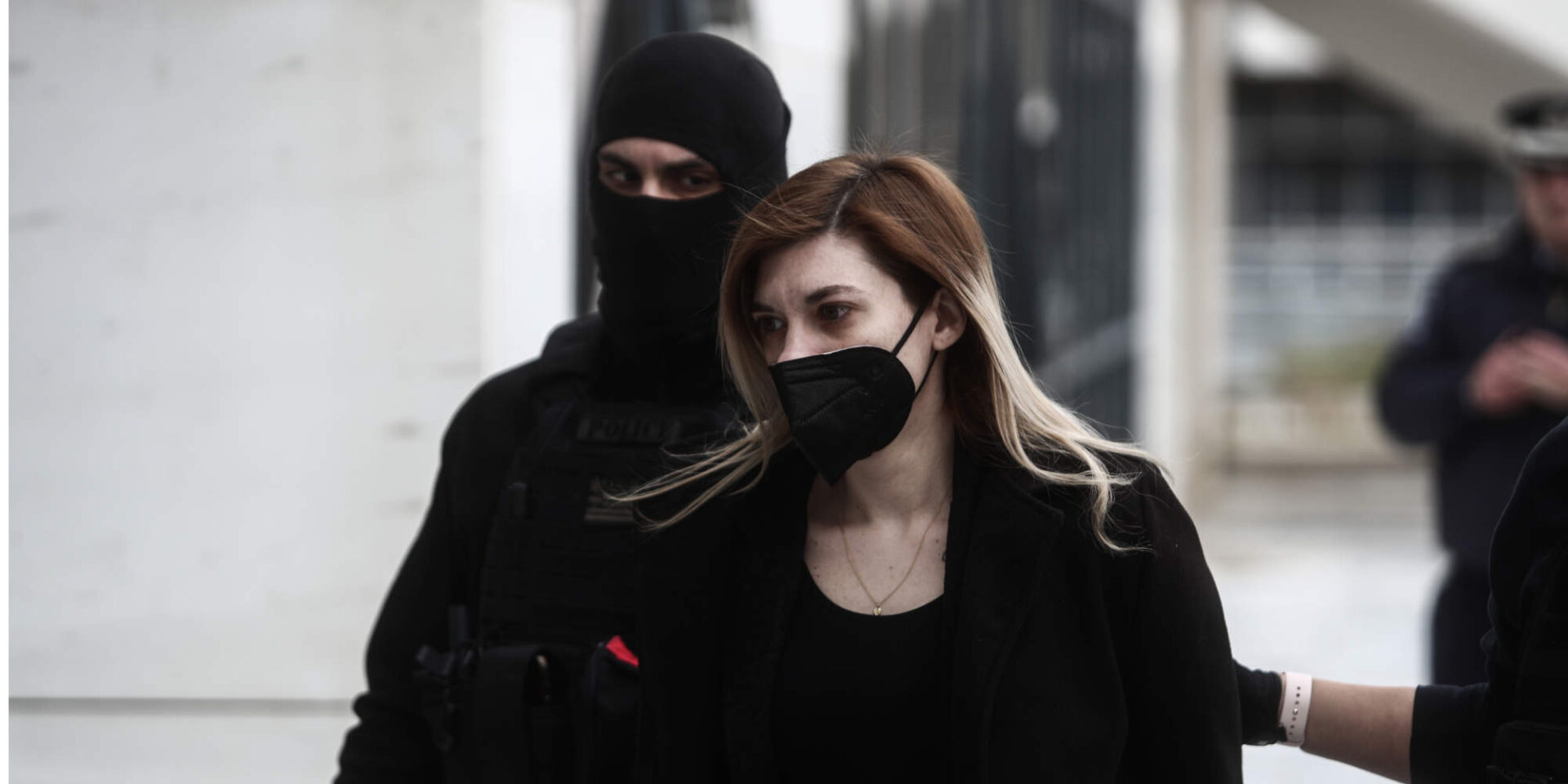 Πισπιρίγκου που κρατείται από αστυνομικούς