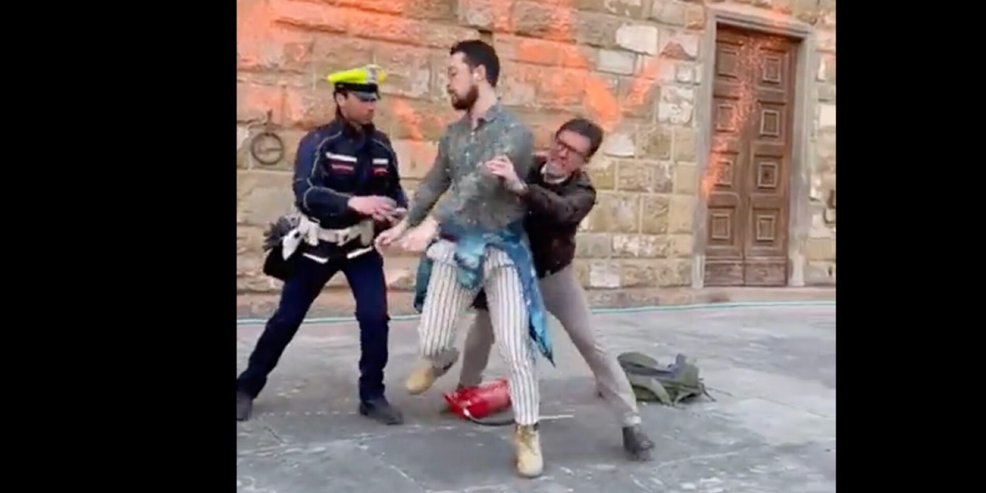 Ο δήμαρχος της Φλωρεντίας όρμησε σε ακτιβιστή που έριξε μπογιά στο Παλάτσο Βέκιο στην Ιταλία
