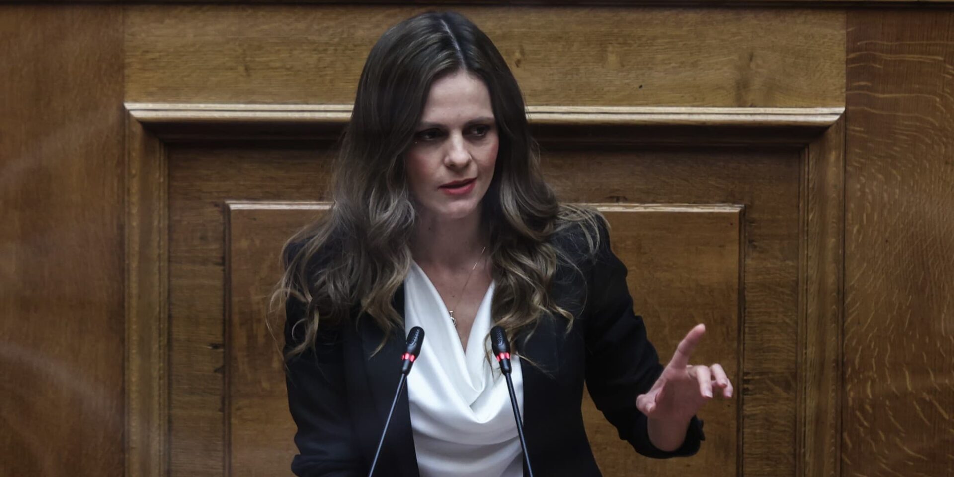 Η Έφη Αχτσιόγλου στη Βουλή