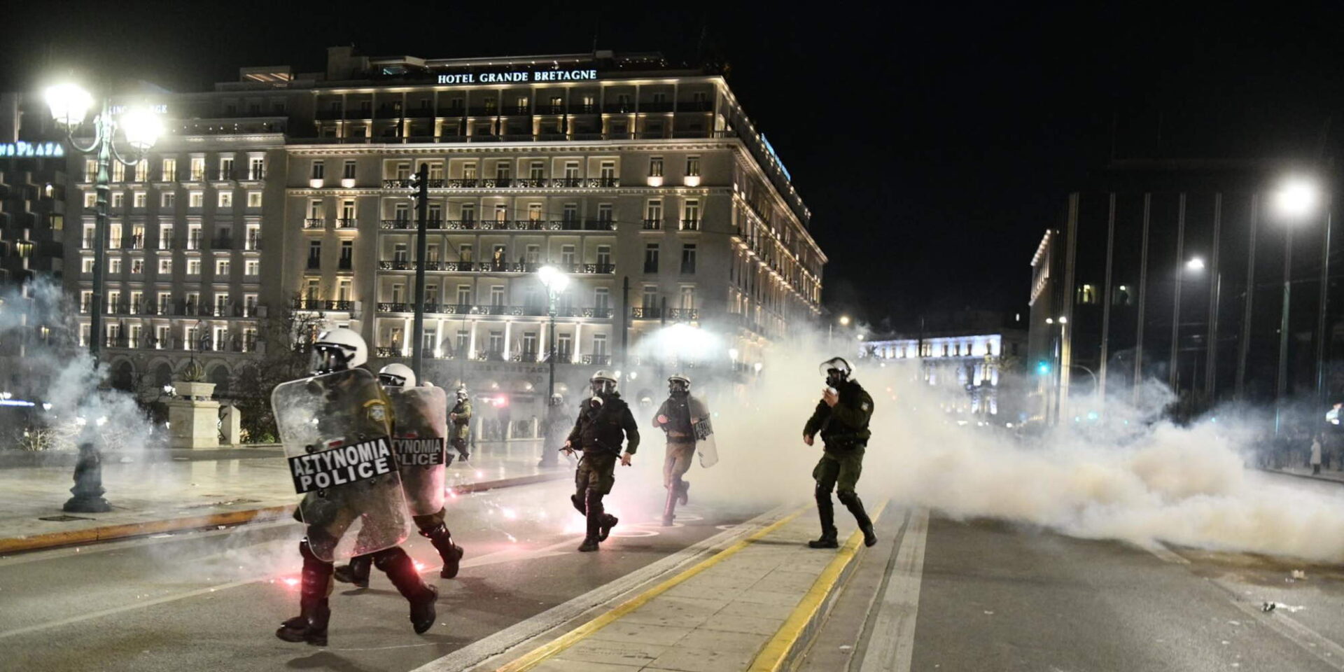 Ένταση και χρήση χημικών στο Σύνταγμα το βράδυ της Παρασκευής (03/03) / Φωτογραφία: Eurokinissi