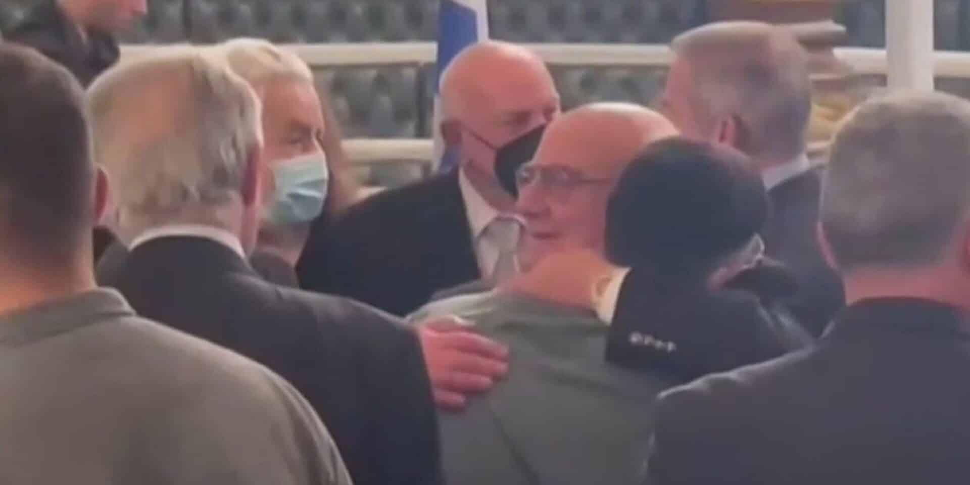Η στιγμή που πατέρας επιβάτριας του τρένου στα Τέμπη αγκαλιάζει τον νεαρό Άγγελο