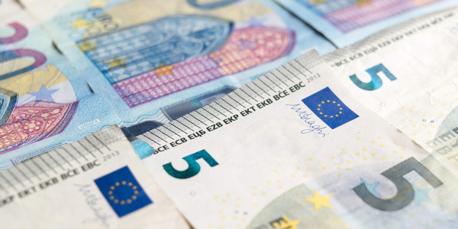Χαρτονομίσματα των 20 και των 5 ευρώ / Φωτογραφία: Unsplash