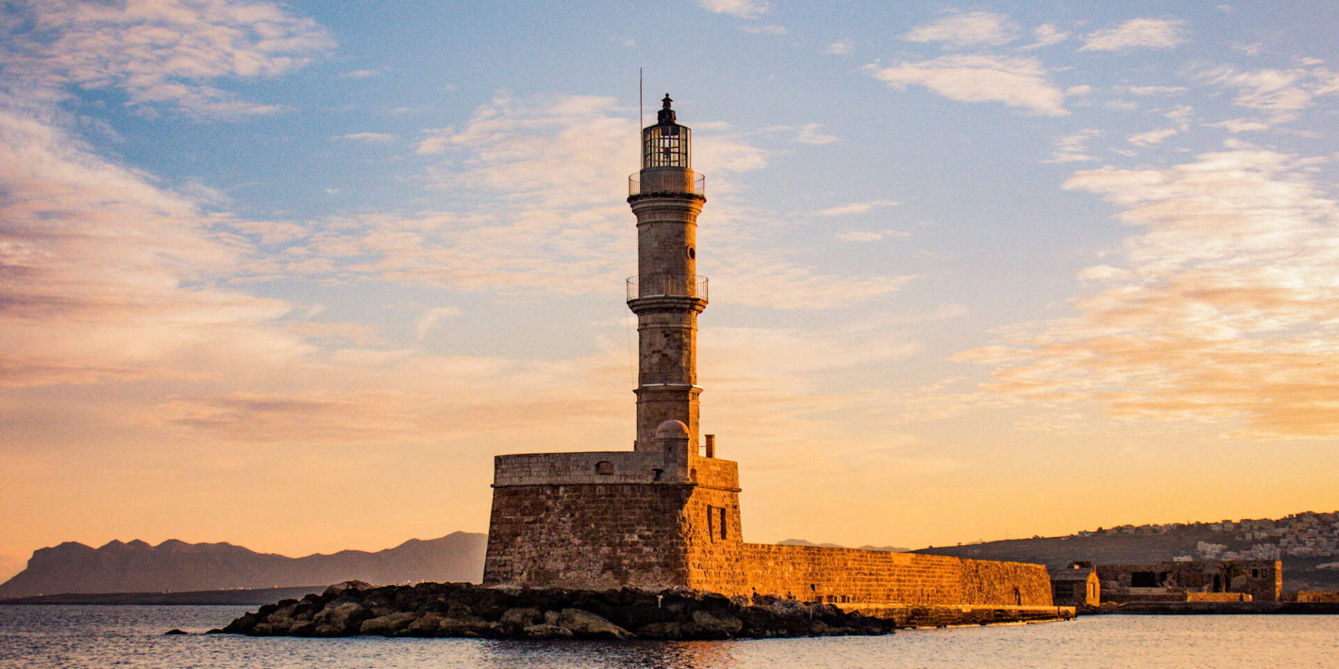 Ο φάρος στο λιμάνι των Χανίων κατά το ηλιοβασίλεμα