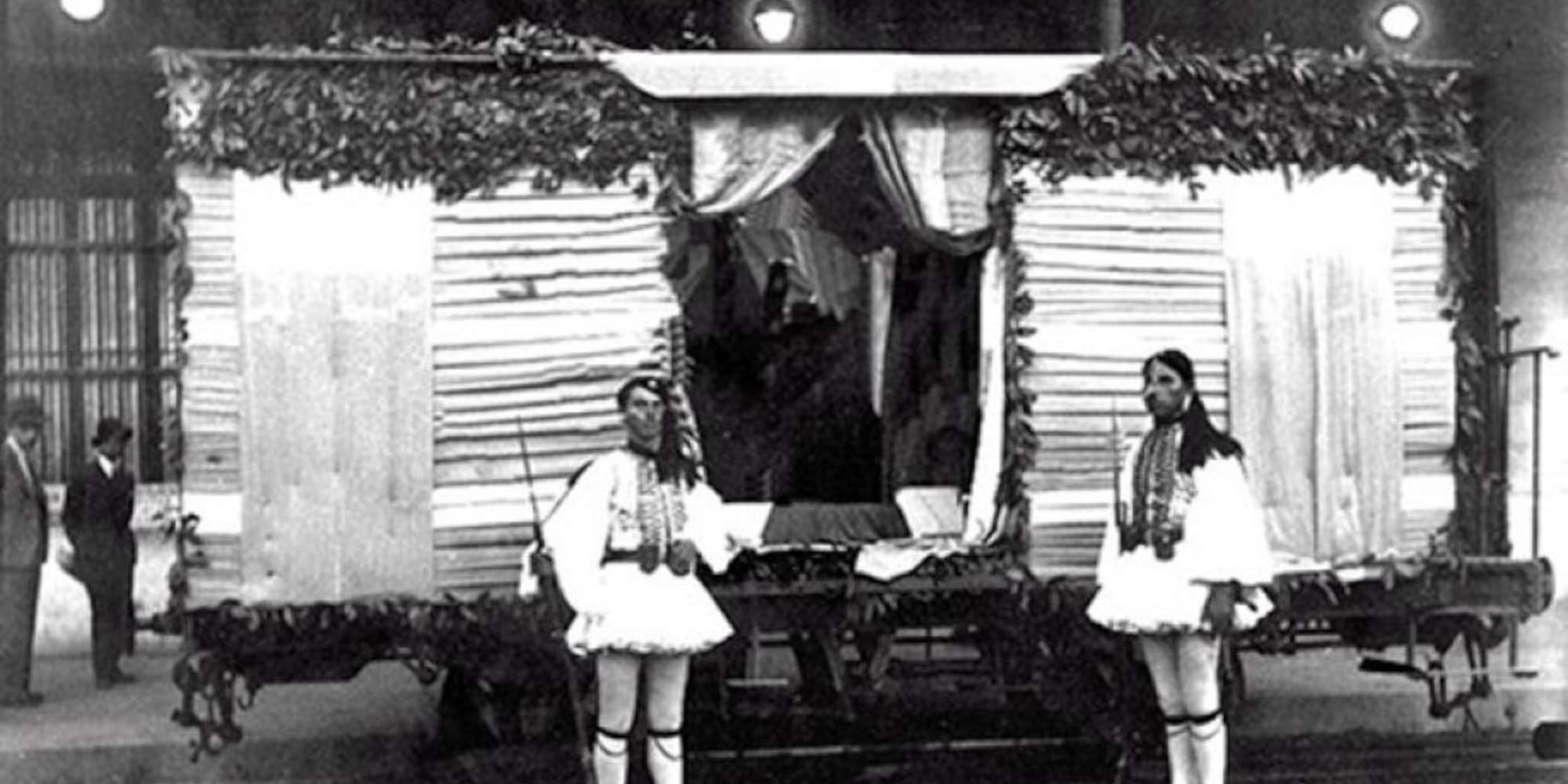 Εικόνα τσολιάδων μπροστά στη φορτάμαξα με τα λείψανα του Θεόδωρου Κολοκοτρώνη