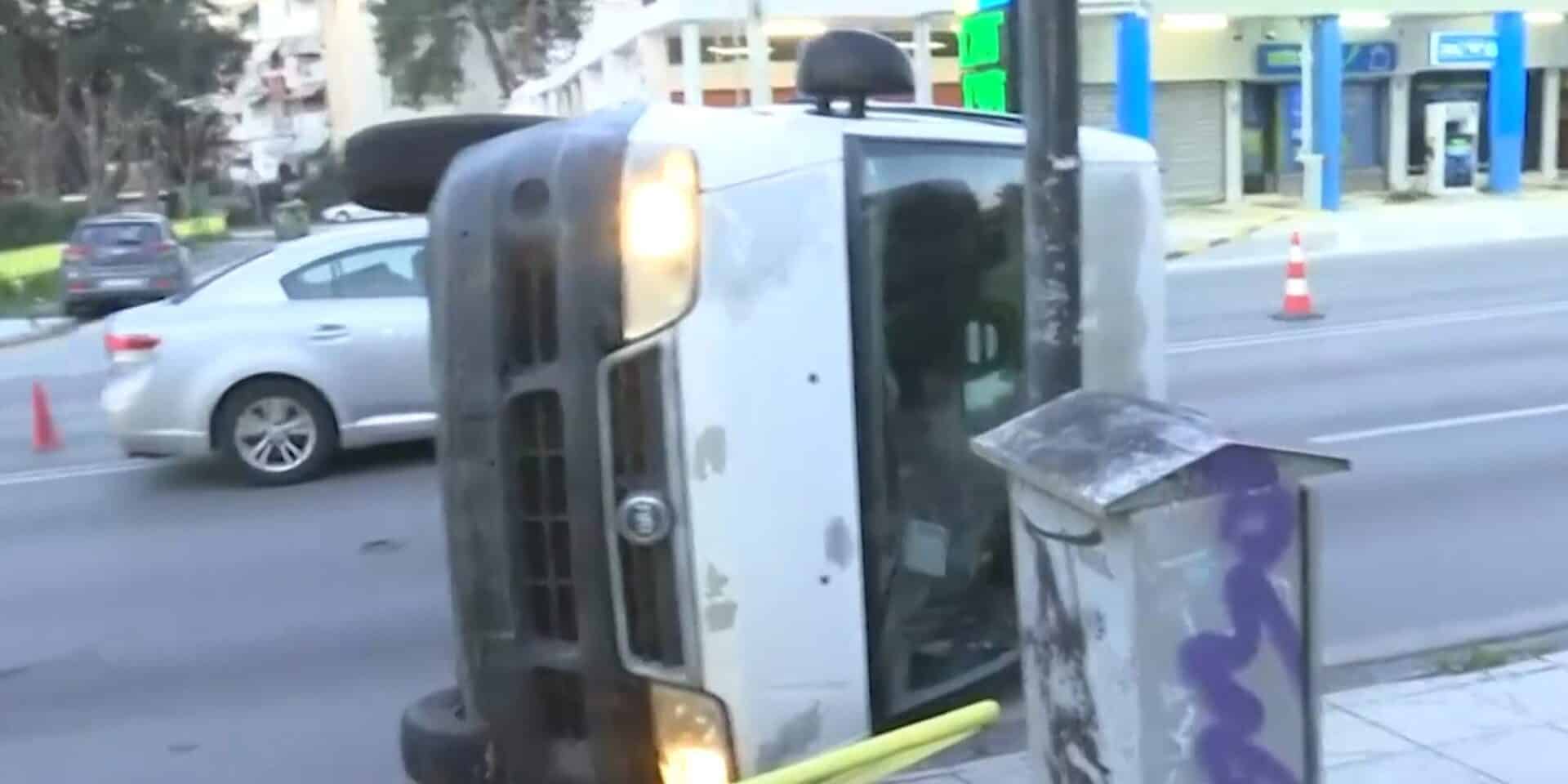 Το φορτηγάκι που έπεσε πάνω στη στάση