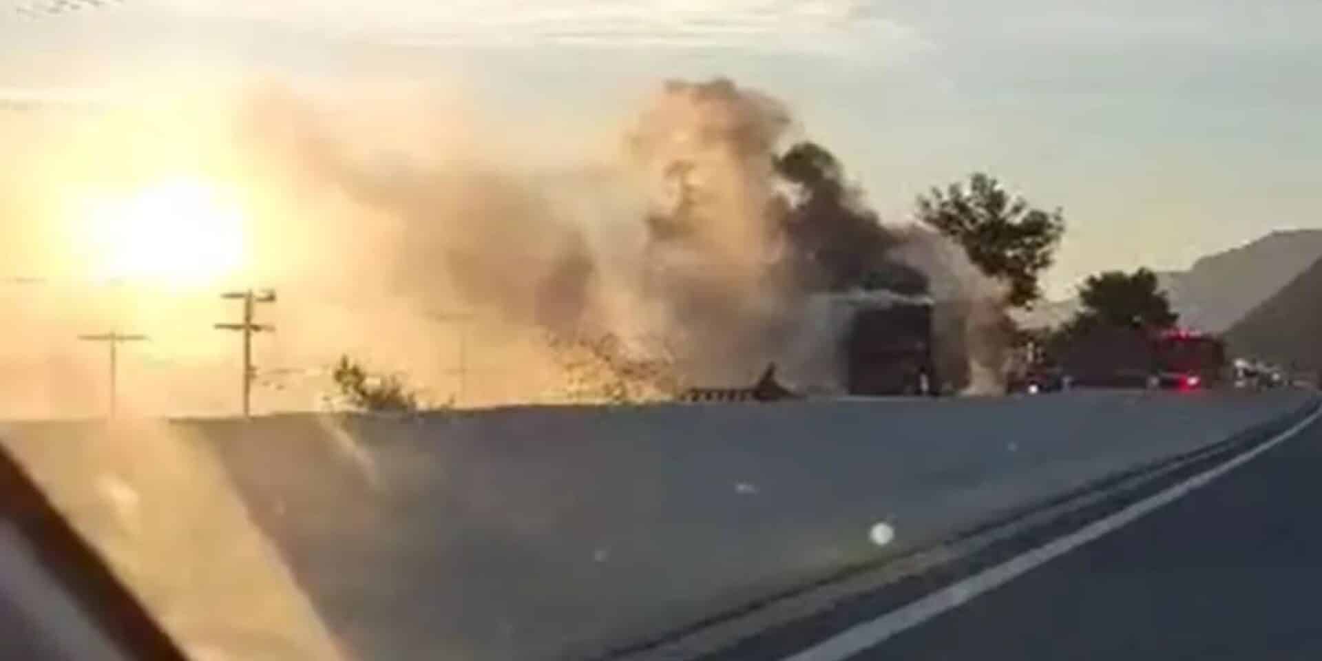 Εικόνα από τη φωτιά στο φορτηγό
