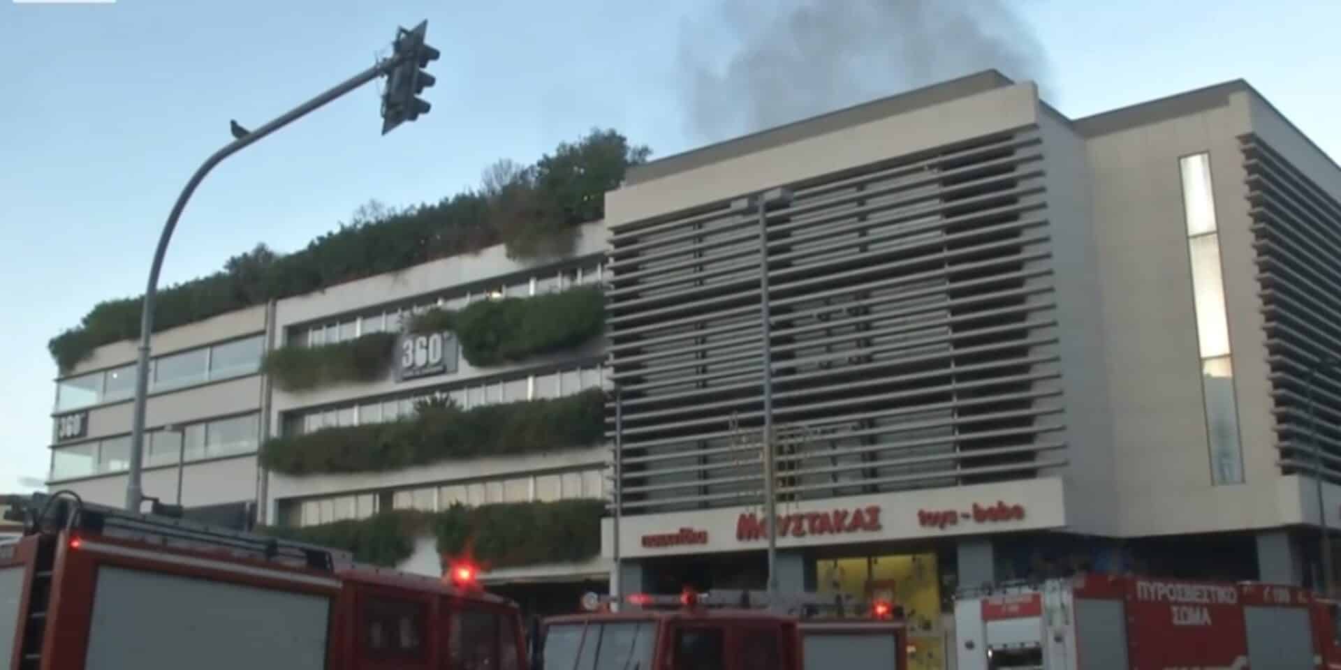 Εικόνα από τη φωτιά στο Μοναστηράκι