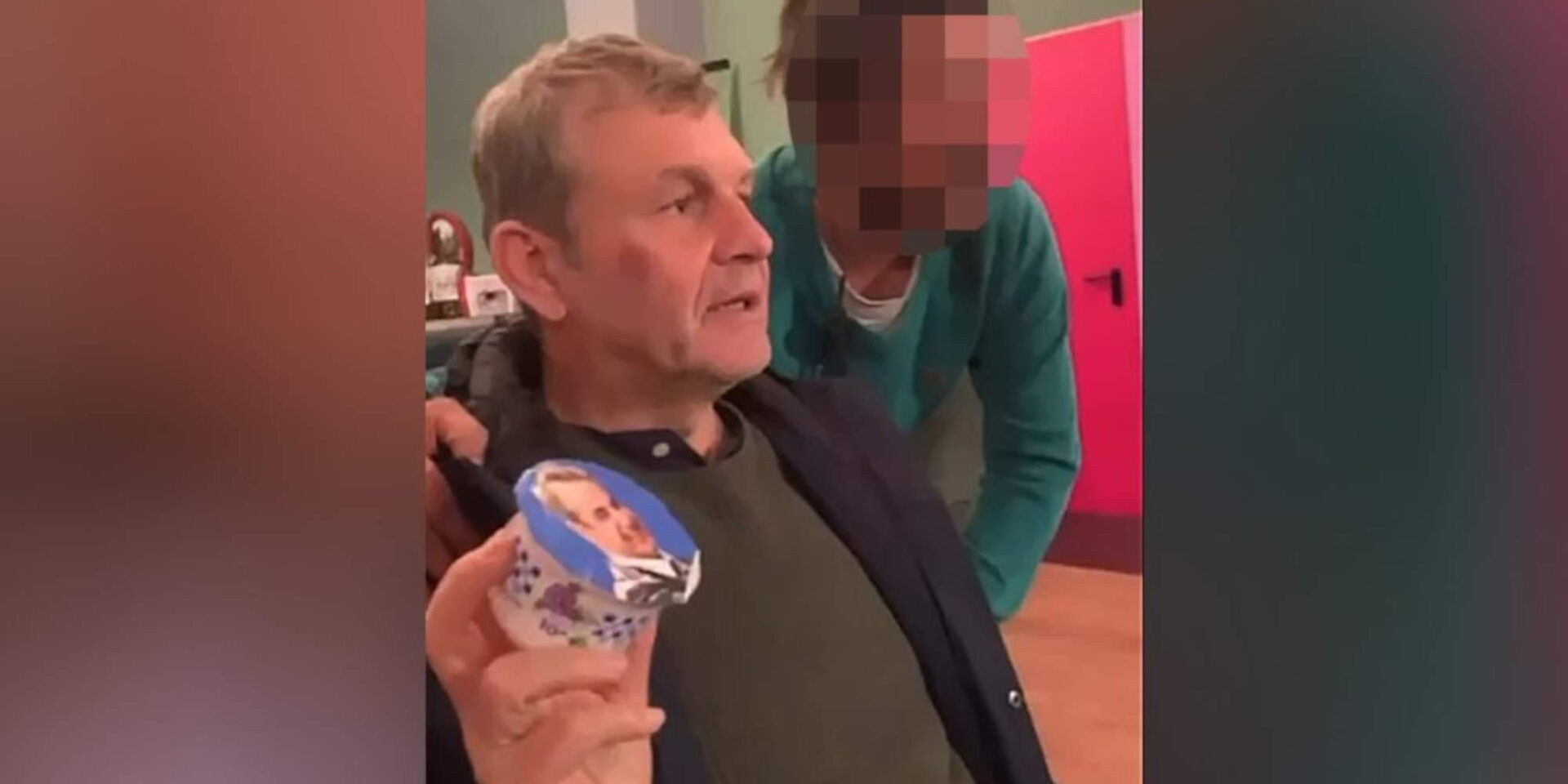 Ο Απόστολος Γκλέτσος με γιαούρτι που έχει το πρόσωπο του Μητσοτάκη