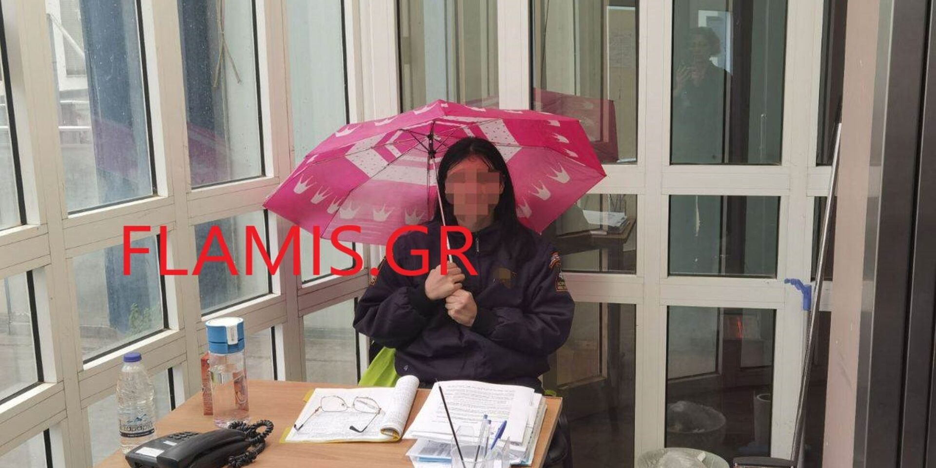 Η υπάλληλος που δούλεψε με ομπρέλα σε ΔΟΥ