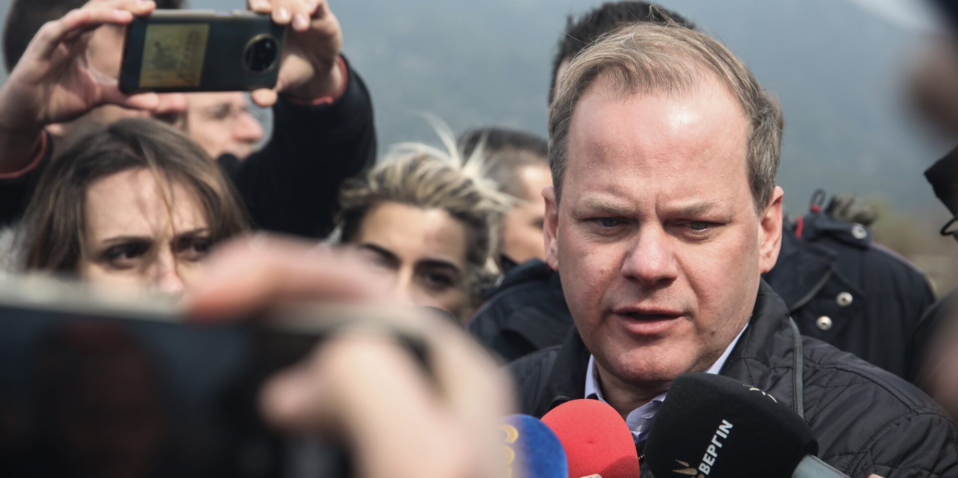 Ο Κώστας Καραμανλής στο σημείο της τραγωδίας στα Τέμπη