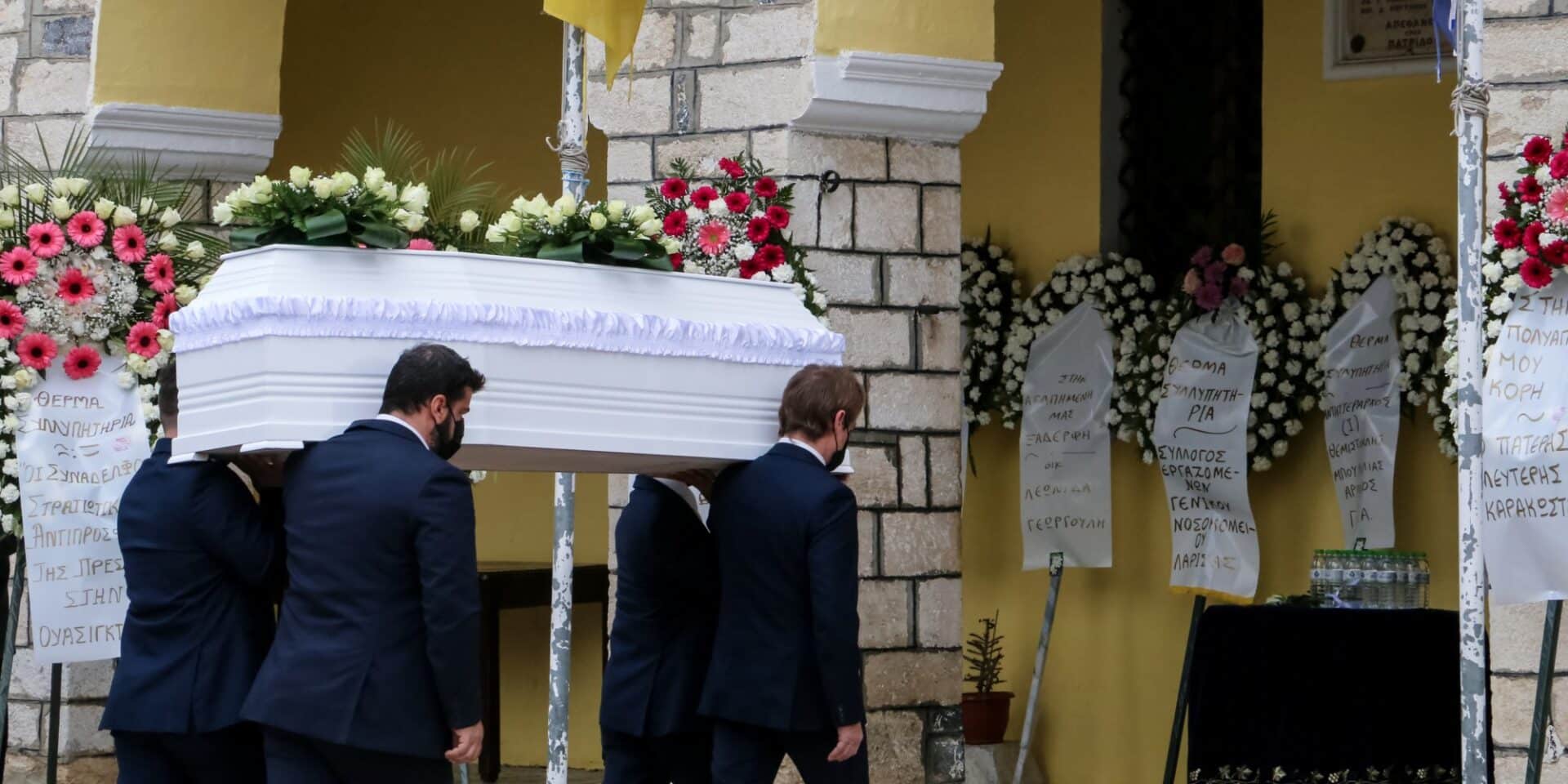 Η κηδεία της 23χρονη Ιφιγένειας που σκοτώθηκε στην τραγωδία στα Τέμπη