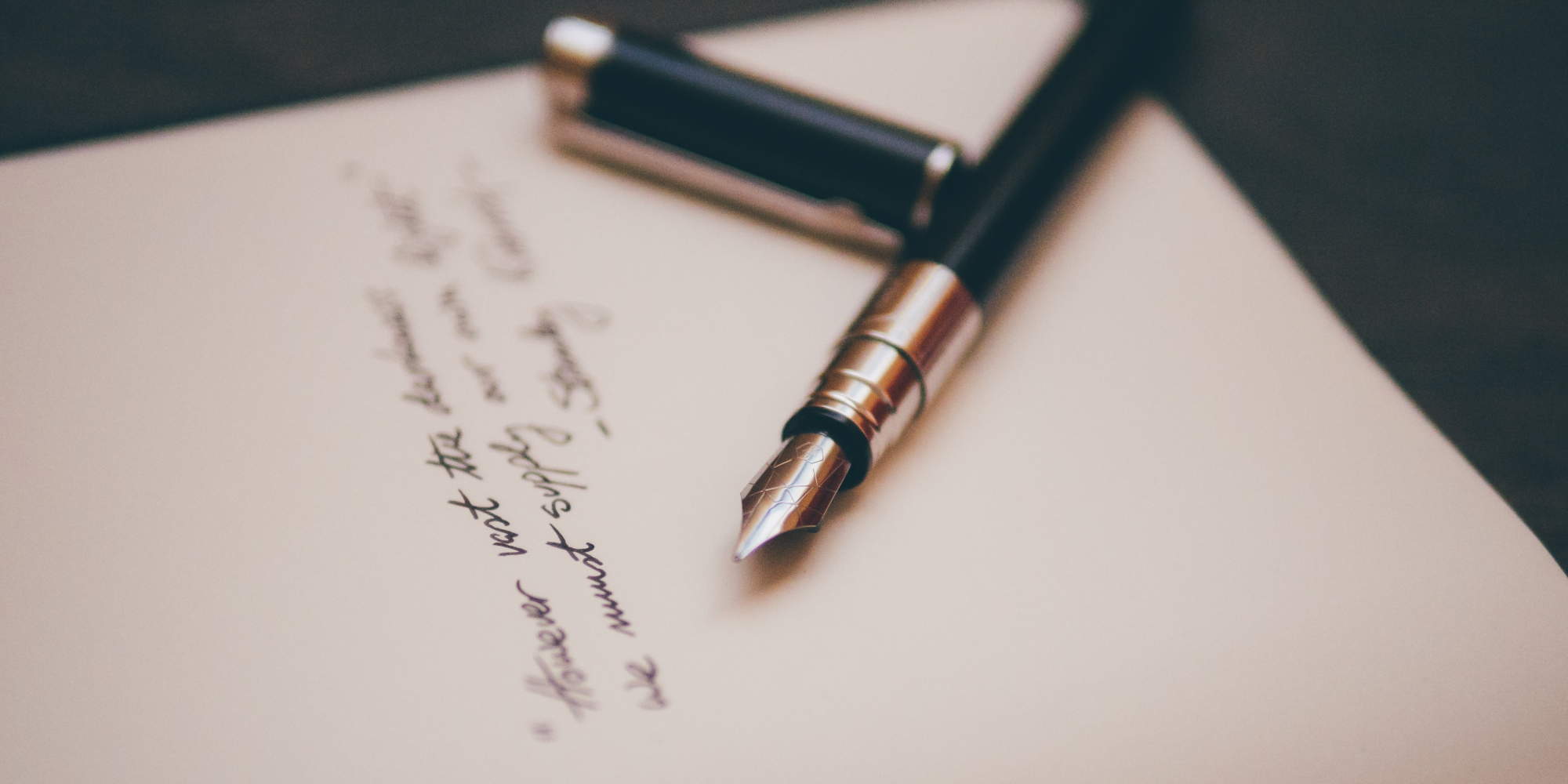 Πένα σε χαρτί, την ώρα που γεννιέται η ποίηση