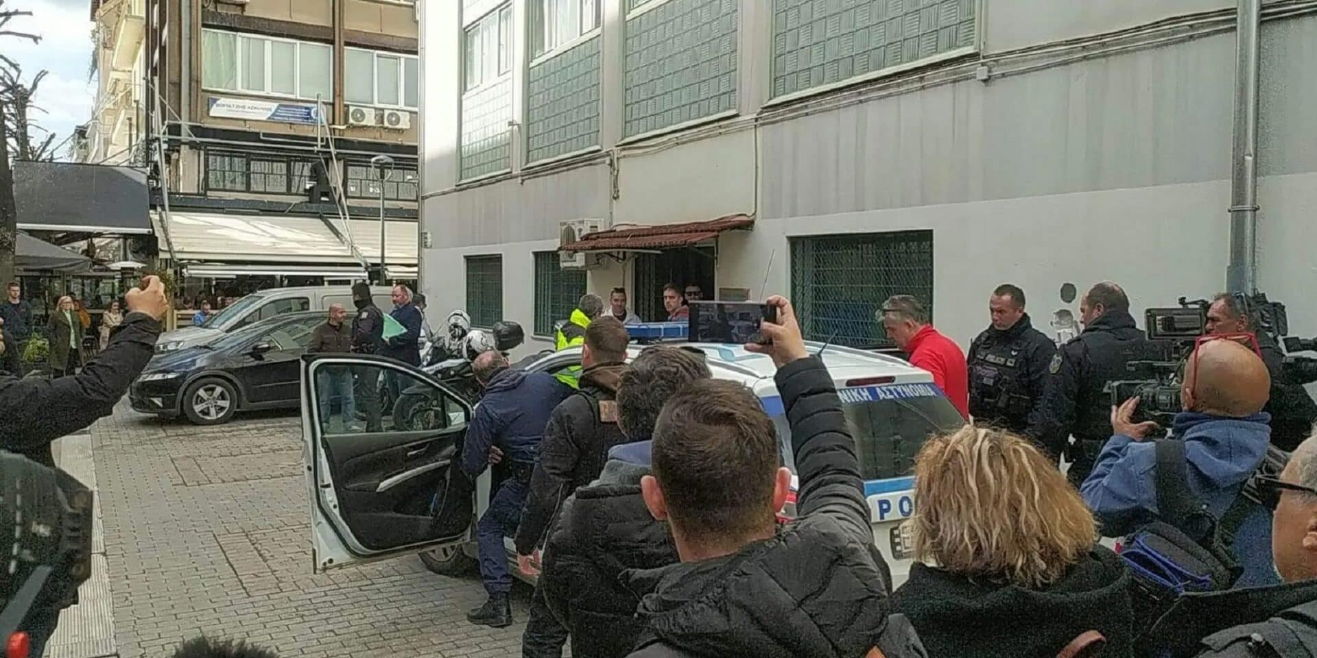 Προσαγωγές δημοσιογράφων στη Λάρισα που καλύπτουν την τραγωδία στα Τέμπη