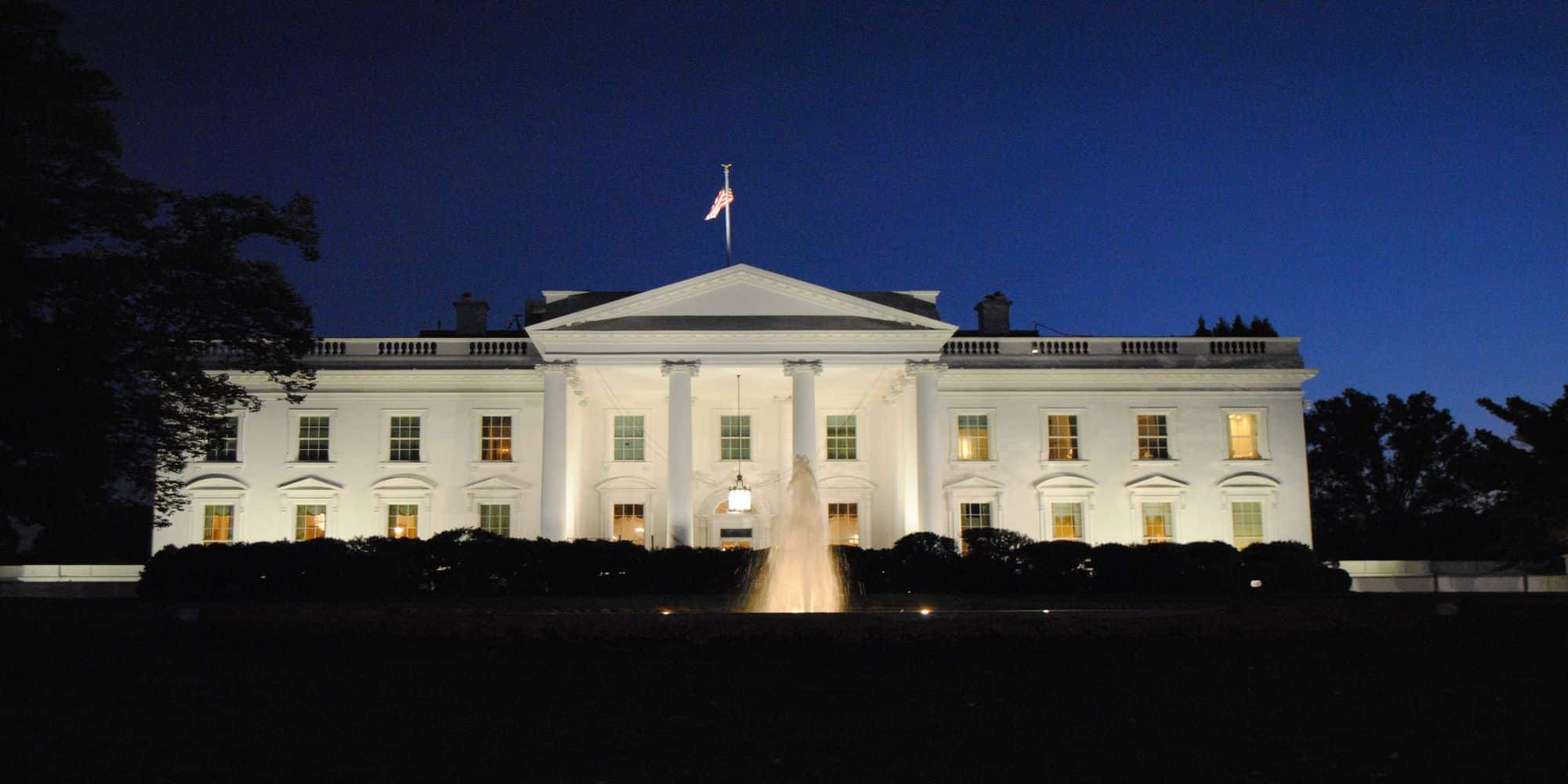Ο Λευκός Οίκος φωτισμένος το βράδυ στις ΗΠΑ