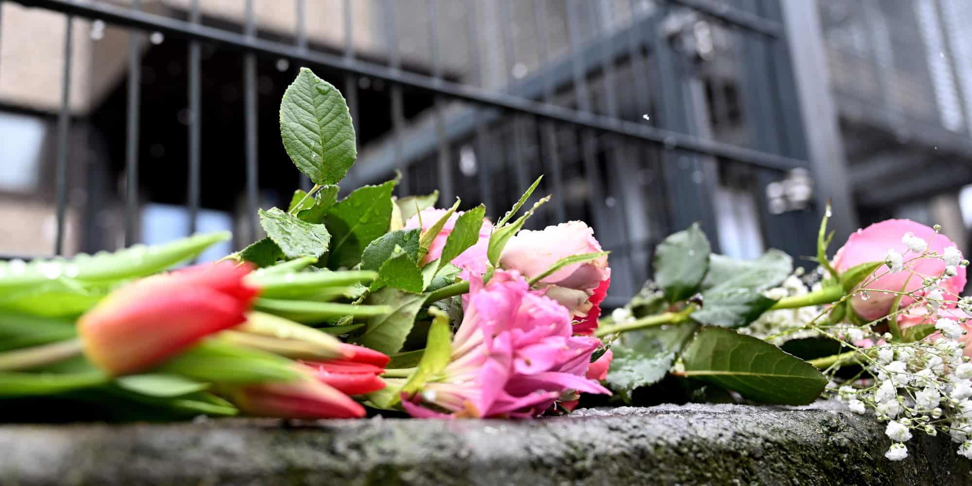 Λουλούδια στο σημείο της επίθεσης στη Γερμανία, όπου άνοιξε πυρ ο μακελάρης του Αμβούργου