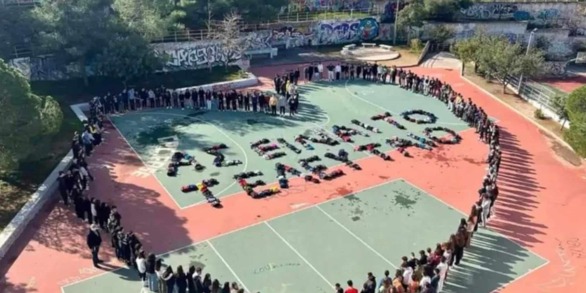 «Πάρε όταν φτάσεις»! Μαθητές σε Γυμνάσια και Λύκεια της χώρας στέλνουν το δικό τους μήνυμα μετά το δυστύχημα των Τεμπών (εικόνες)