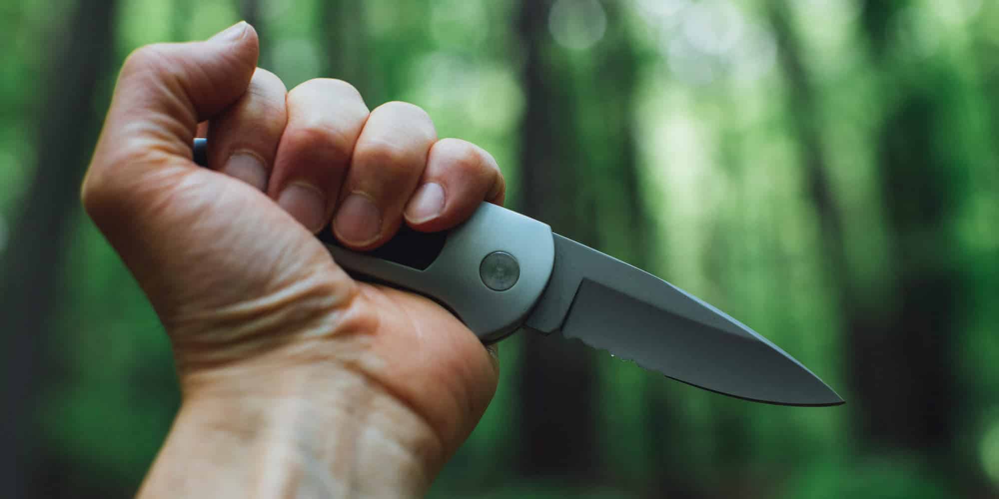 Μαχαίρι με πράσινο φόντο