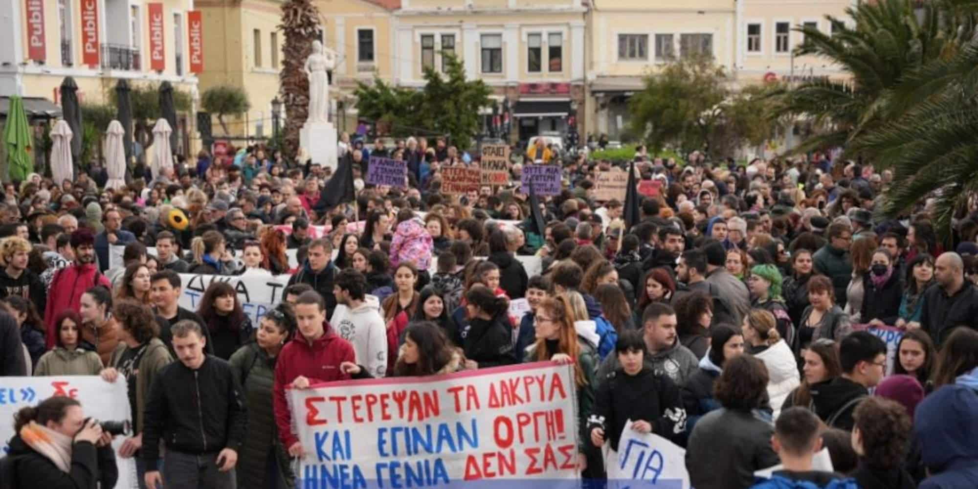 Μαθητές και διαδηλωτές στην συγκέντρωση στη Μυτιλήνη για το δυστύχημα στα Τέμπη την Τετάρτη 8 Μαρτίου / Φωτογραφία: stonisi.gr