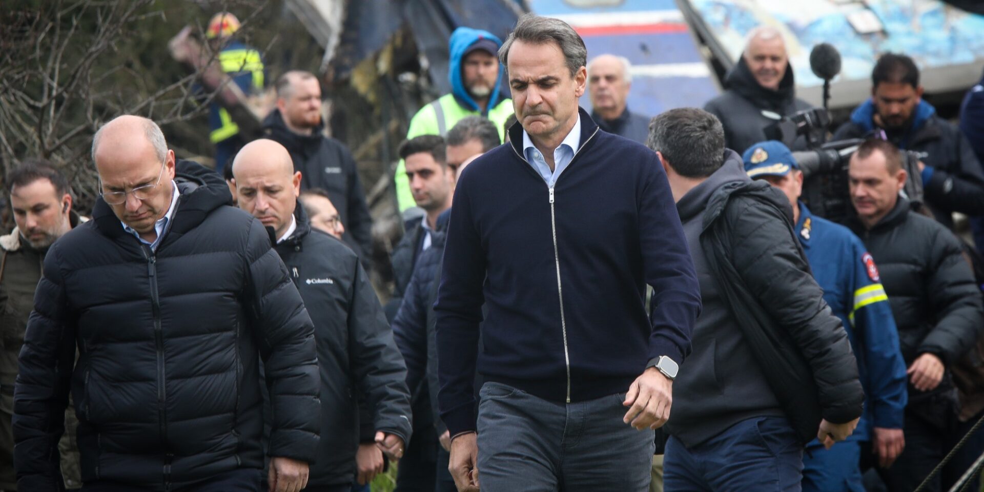 Ο Κυριάκος Μητσοτάκης στο σημείο της τραγωδίας στα Τέμπη
