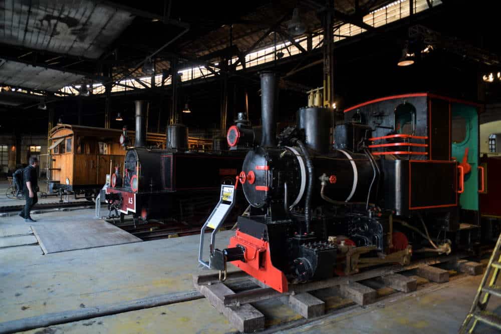 Παλιές μηχανές τρένων στο μουσείο σιδηροδρόμων