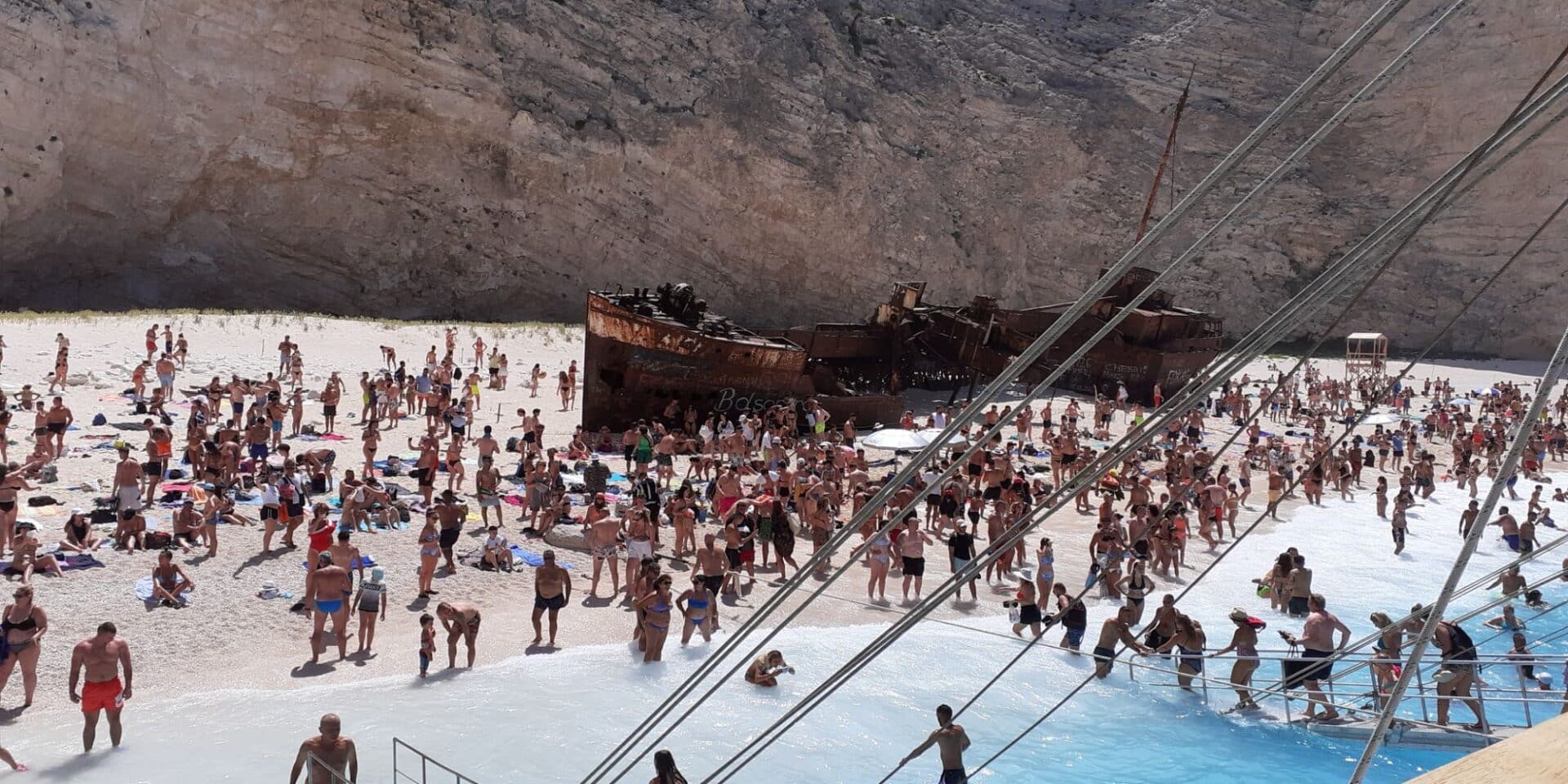 Κόσμος στην παραλία «Ναυάγιο» στη Ζάκυνθο