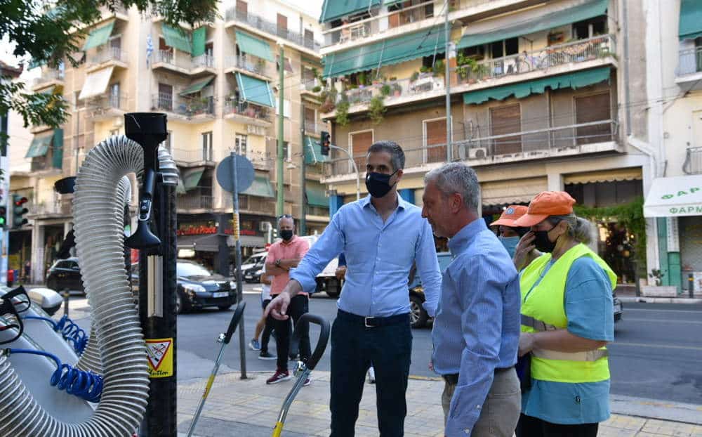 Ο Αντιδήμαρχος καθαριότητας του Δήμου Αθηναίων, Νίκος Αβραμίδης στο δρόμο με τον Κώστα Μπακογιάννη