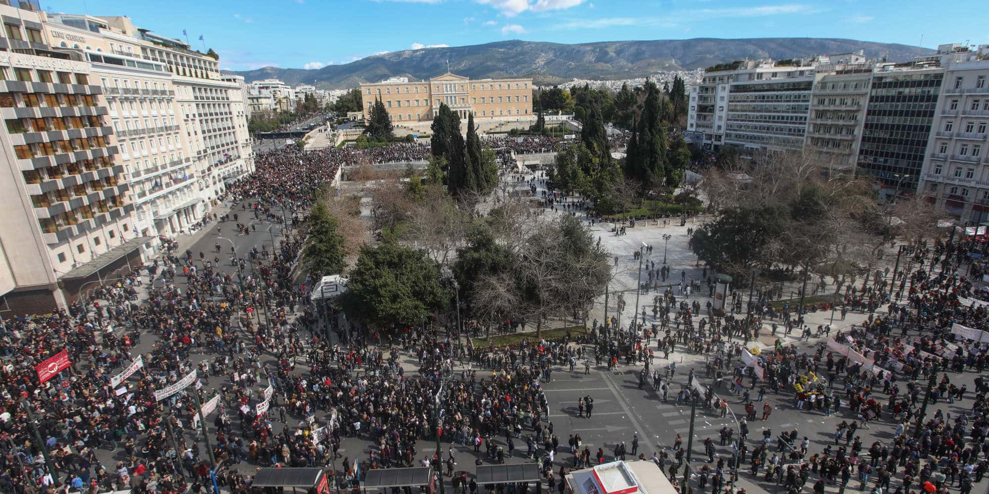 Πανοραμική από την πορεία διαμαρτυρίας για το δυστύχημα στα Τέμπη στο Σύνταγμα στις 8 Μαρτίου / Φωτογραφία: Eurokinissi