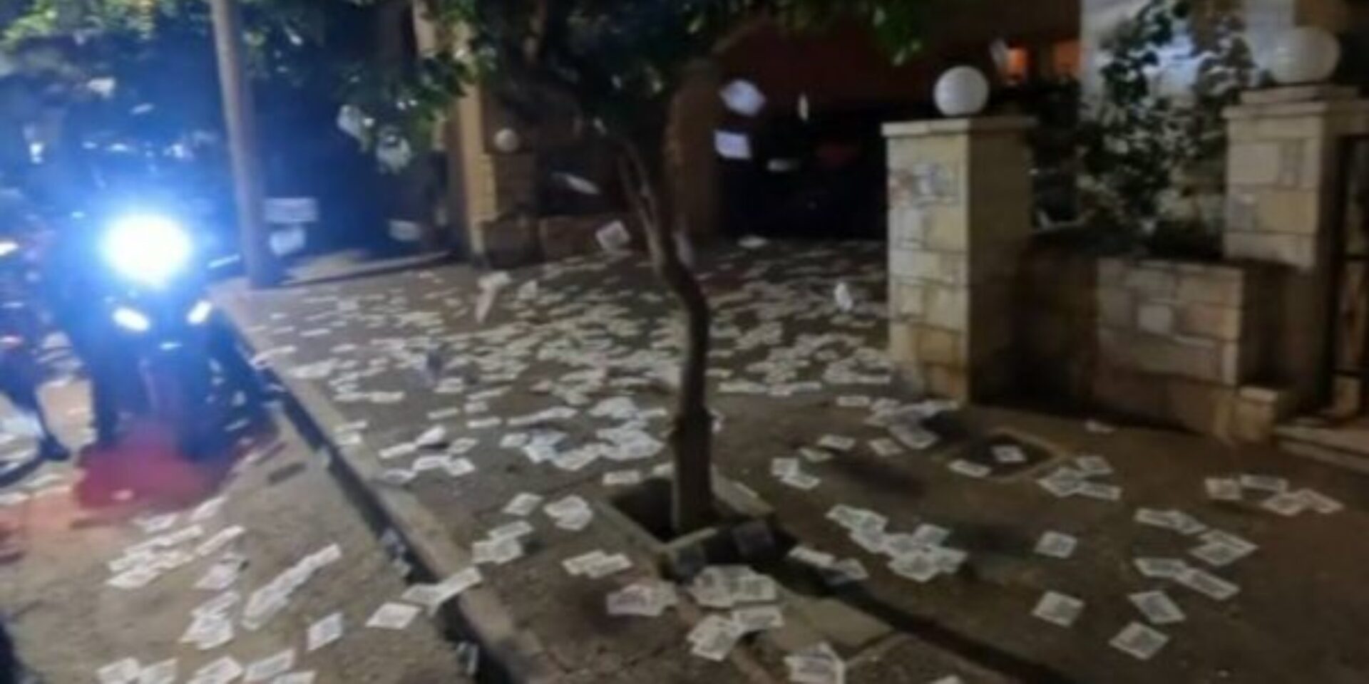 Εικόνα από την παρέμβαση του Ρουβίκωνα στο σπίτι του Παπαθανάση