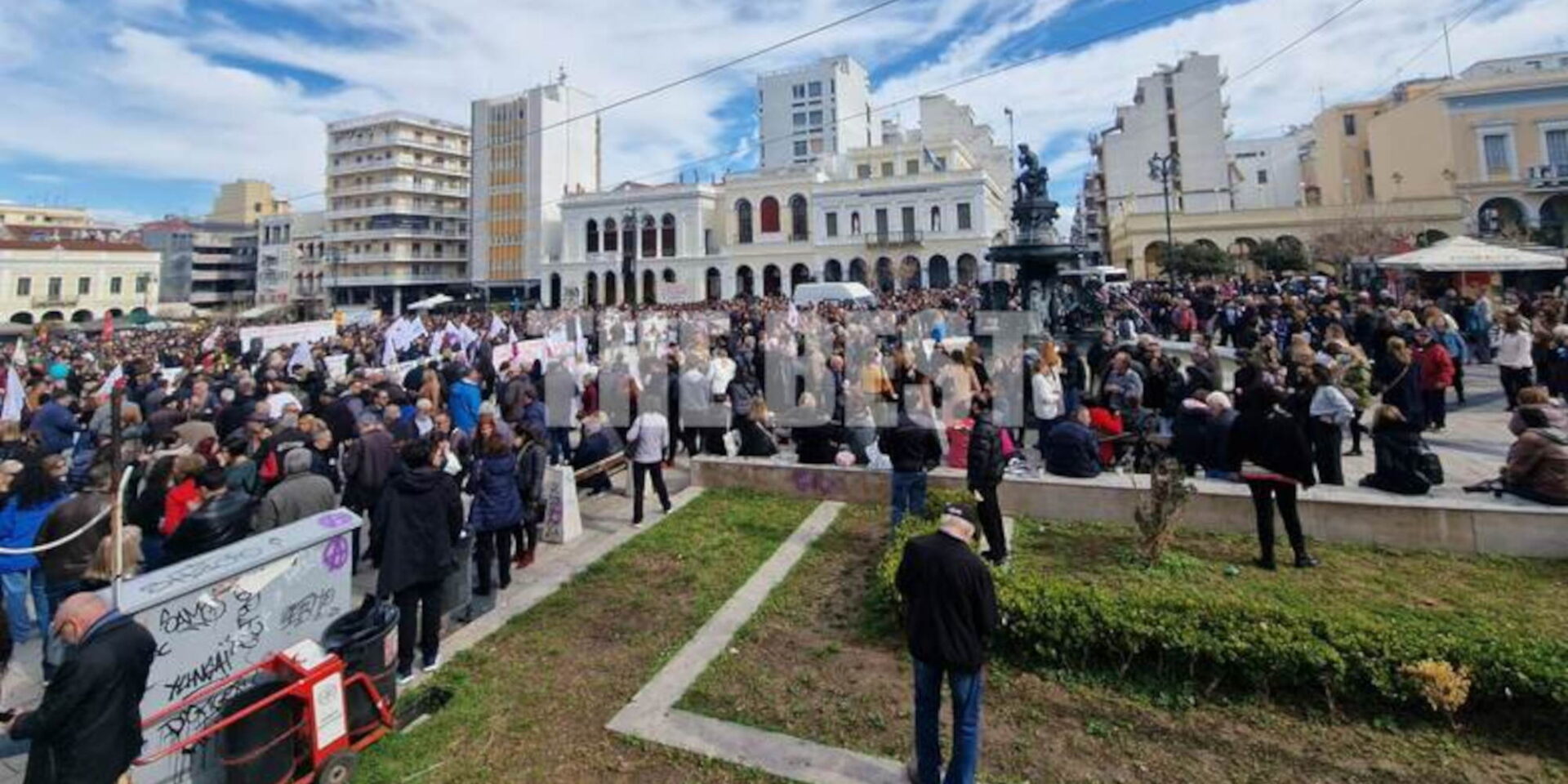 Τεράστια απεργιακή συγκέντρωση στην πλατεία Γεωργίου