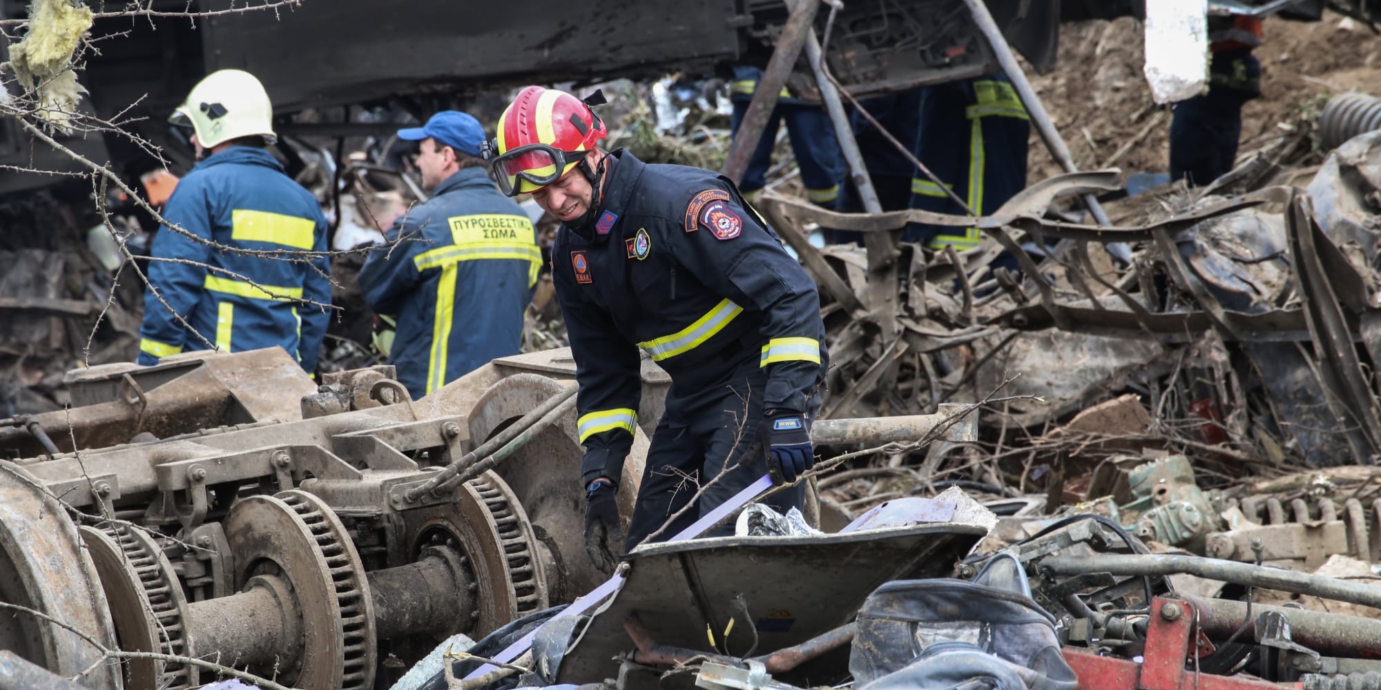 Πυροσβέστης σε αναζήτηση επιζώντων μετά την τραγωδία στα Τέμπη