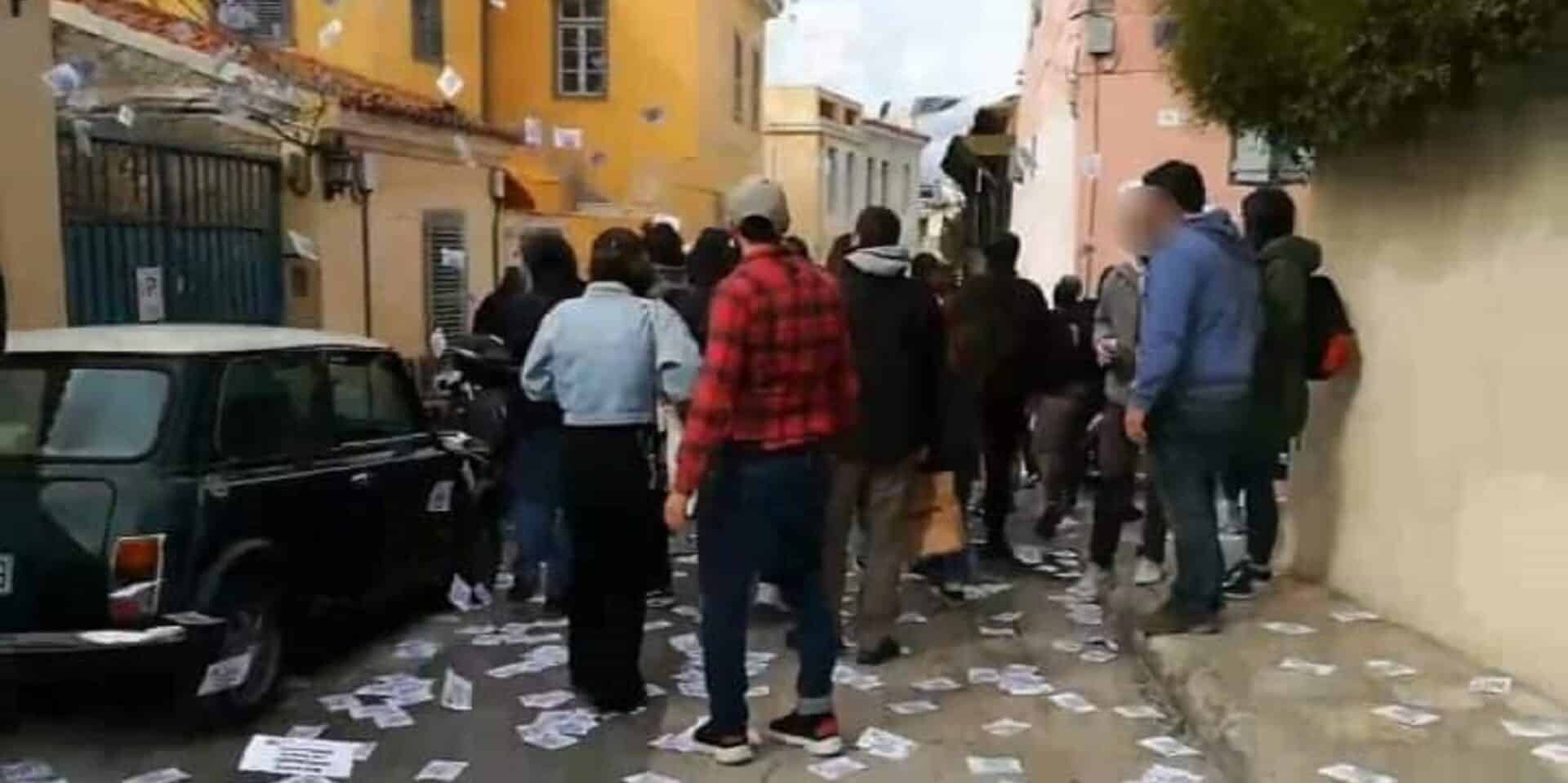 H παρέμβαση των μελών του Ρουβίκωνα στο σπίτι του Κώστα Καραμανλή